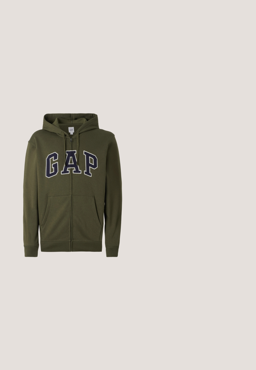 Olijfgroene ritskap met een groot marineblauw 'GAP' logo, twee vo zakken en een trekkoord capuchon. Soepele katoenmix materiaal.; Bruine mouwloze gewatteerde vest met een neplederen schouderstuk, drukknoopsluiting en twee zakken aan de voorkant. Zachte textuur, gepolsterde isolatie.; Beige T-shirt met korte mouwen met kleine zwarte tekst "Natural Culture" en insectenafbeeldingen op de bovenste linkerbovenzijde van de borst, label "Pier One" binnen de kraag.; Heren camouflage cargobroek met elastische tailleband en boorden, voorzakken en zijflapzakken.; Beige suède sneaker met witte veters en dikke witte zool, zijaanzicht op een effen lichtgrijze achtergrond.; Driehoekige rugzak in olijfgroen met zwarte rits, verstelbare band, zijvak en "ONLY SONS"-logo aan de voorkant.