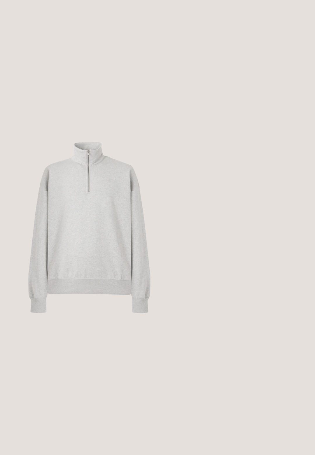 Lys grå zip-up sweatshirt med høj krave, ribbede manchetter og kant. Fremstillet af blødt, struktureret stof med en afslappet pasform.; Marineblå, quiltet, ærmeløs vest med stående krave, frontknapper og to store klaplommer med tryklåse.; Blå bomulds T-shirt med klassisk rund halsudskæring, korte ærmer og lille hvidt logo på venstre bryst. Glat tekstur.; Mand iført brune snørebukser og sorte sko, stående mod en ensfarvet hvid baggrund.; Beige lavt snøresko med snørebånd foran og tyk hvid gummisål på en ensfarvet lysegrå baggrund.; Mørkebrun læder rejsetaske med to håndtag, aftagelig skulderrem og frontlynlåslomme med sølvlynlås.