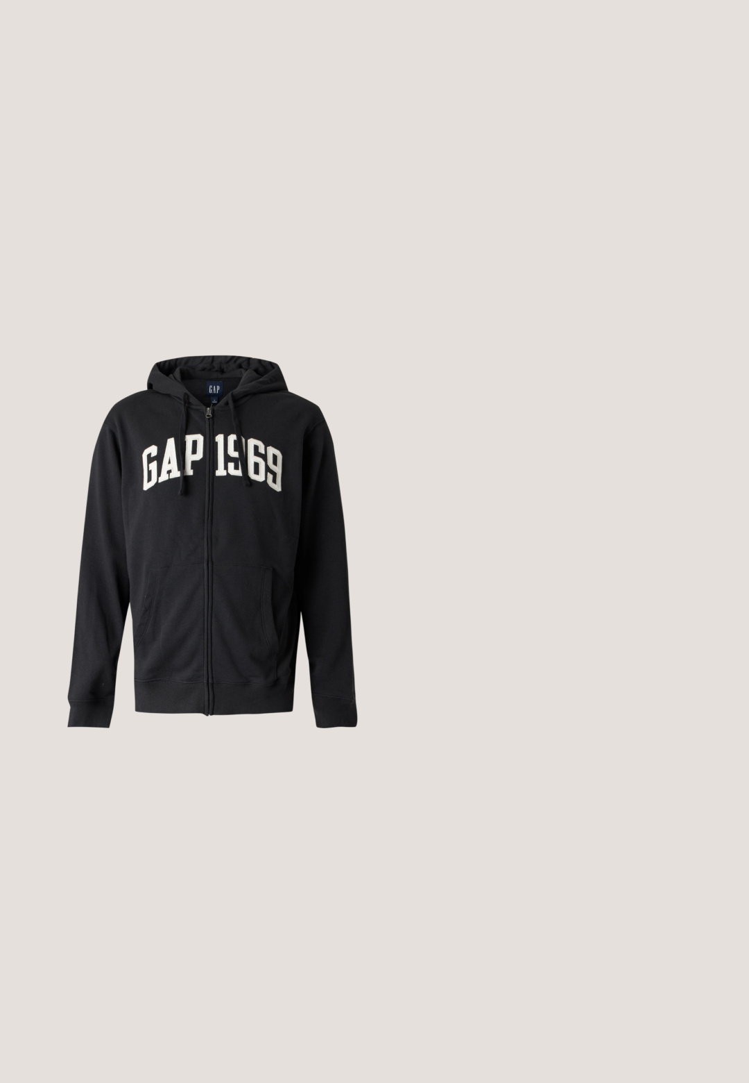 Sweat à capuche zippé noir avec capuche et poches avant, avec des lettres blanches "GAP 1969" sur la poitrine.; Gilet matelassé gris avec des coutures verticales, col haut et fermeture éclair à l'avant. Comprend deux poches latérales et un petit logo sur la poitrine.; T-shirt noir à manches longues en tissu de coton, avec le texte de logo blanc et bleu "Pepe Jeans London" centré sur la poitrine.; Jeans en denim bleu à jambes droites avec une teinte délavée, design à cinq poches et fermeture par bouton à la taille.; Baskets blanches avec des accents noirs et gris, présentant un embout texturé gris, une semelle en caoutchouc noir et des lacets plats blancs. Design épuré, style minimaliste.; Sac bandoulière en cuir noir avec deux compartiments zippés, une poche avant avec rabat et une sangle en tissu réglable sur fond blanc.