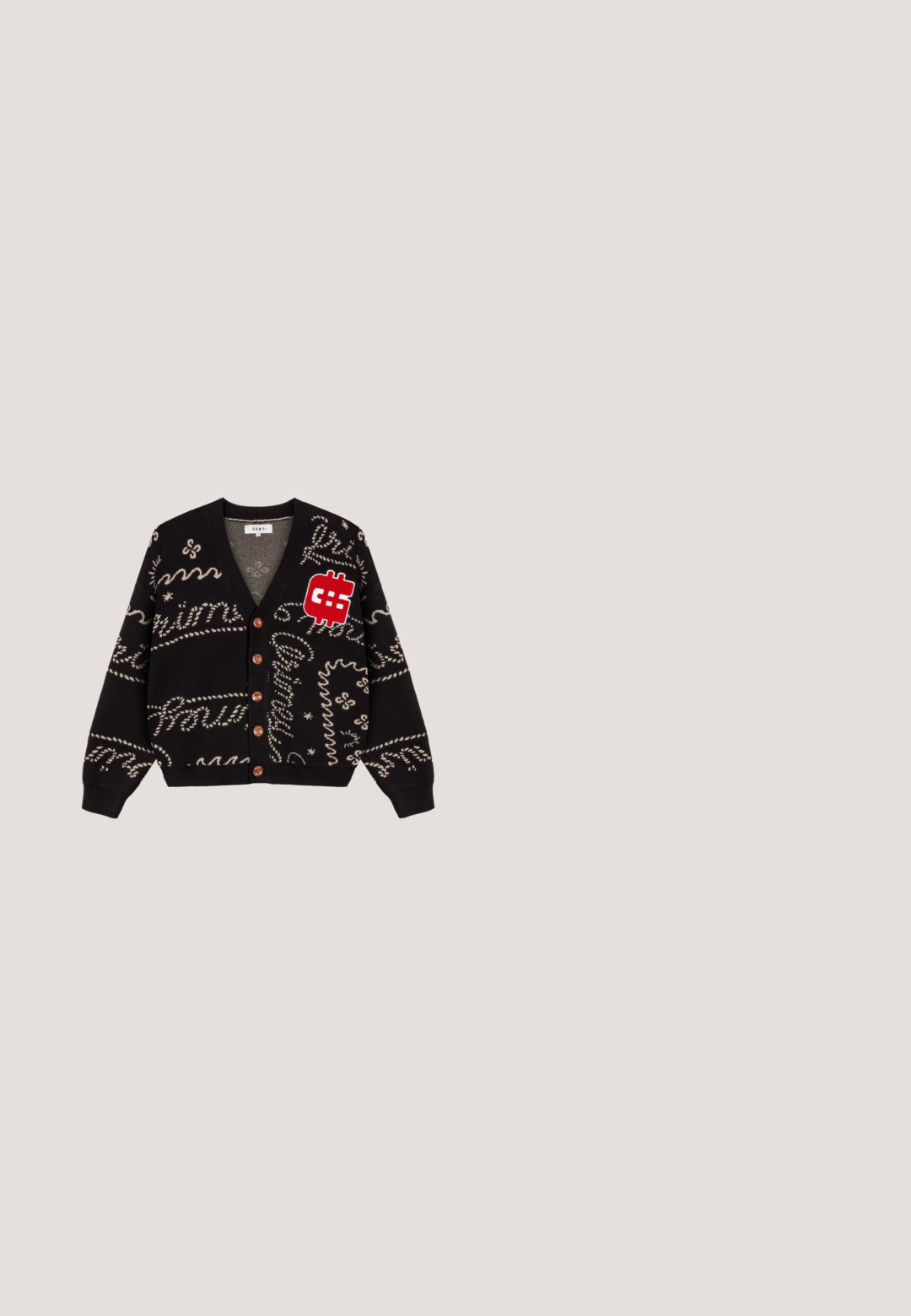 Schwarzer Strickcardigan mit beigen Mustern und Grafiken, einschließlich eines roten Dollarzeichen-Patches. Mit V-Ausschnitt und braunen Knöpfen.; Schwarzes T-Shirt mit kurzen Ärmeln und Rundhalsausschnitt mit weißem und rotem Text "NINE ONE ONE" und "PRO DE MONACO" auf der linken Brust.; Schwarze Sporthose mit dezentem Karomuster, roten Puma- und F1-Logos, roter Seitenpaspelierung, elastischem Bund und schrägen roten Akzenten nahe den Knien.; Schwarze Sneakers mit einer glatten Lederaußenseite, strukturierten Akzenten, einem tiefen Schnitt und einer Gummisohle mit einem Profilmuster.; Quiksilver Sonnenbrille - black/green plz; Umhängetasche mit schwarzen und beigen vertikalen Streifen und wiederholtem "Karl Lagerfeld Jeans" Schriftzug, schwarzem verstellbarem Riemen und vorderer Reißverschlusstasche.