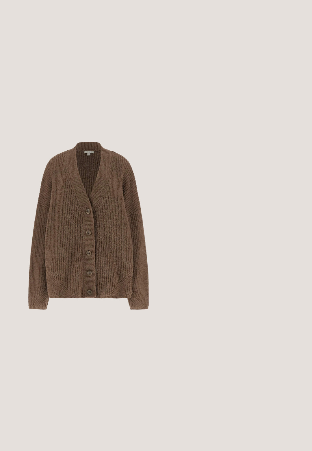 Cardigan brun en maille épaisse avec col en V, manches longues et cinq boutons à l'avant, présenté sur fond blanc.; T-shirt court violet en tissu doux, avec des manches courtes et un col rond. "PEQUS" imprimé en blanc sur la poitrine.; Pantalon de survêtement beige à jambes larges avec taille élastique et petit logo blanc sur la cuisse supérieure, présenté sur fond blanc.; Sabots roses clairs en caoutchouc, dotés de trous de ventilation, d'une forme sculptée et d'une semelle texturée pour l'adhérence. Portés avec un pantalon beige clair.; Sac à main en cuir synthétique marron avec un design matelassé, présentant une plaque logo triangulaire et des accents en métal ronds.; Pendentif sphérique en or avec des motifs d'étoiles découpées et des pierres précieuses multicolores, incluant des accents roses, orange et verts.