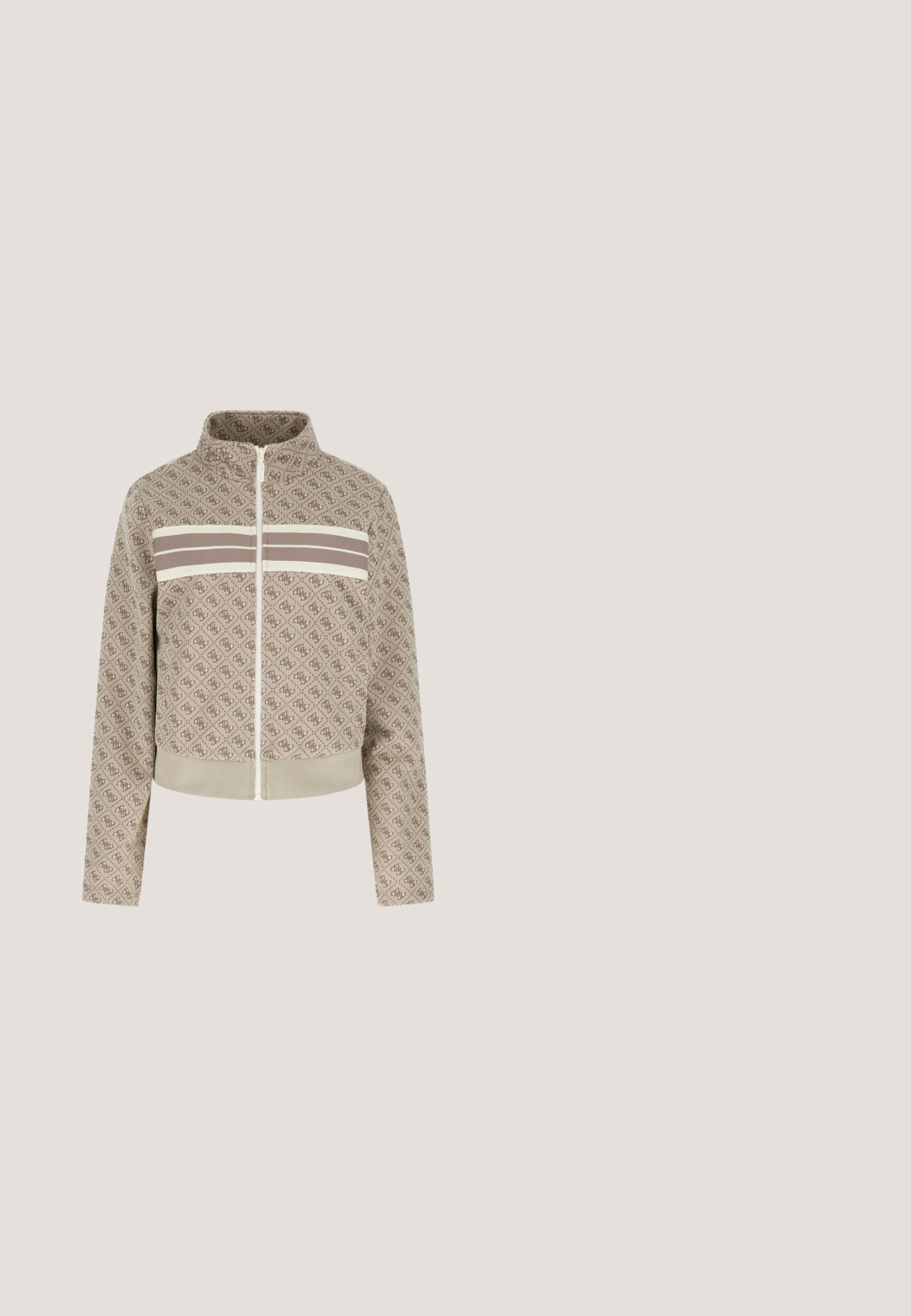 Beige jack met ritssluiting en hoge kraag, voorzien van een klein geometrisch logopatroon over het hele oppervlak en twee horizontale taupe- en crèmestrepen over de borst.; Zwarte katoenen T-shirt met ronde hals, korte mouwen en contrasterende lichtgekleurde gestreepte patronen langs de schouders. "GUESS" logo in reliëf op de voorkant.; Beige sportshorts met elastische tailleband, donkerbruine en witte zijstrepen, en een subtiel diamantpatroon over de stof.; Zwarte sneakers met gouden spikkels, een gestructureerd oppervlak en een stevige zwarte zool. Gekoppeld aan bruine sweatpants met een slim-fit ontwerp.; Bruine handtas met patroon, gemaakt van duurzaam materiaal, met een ritssluiting, verstelbare schouderband en een logo plaatje aan de voorkant.; Gouden ketting met een hangslot hanger versierd met sprankelende accenten. De schakels van de ketting zijn rond en gelijkmatig verdeeld.