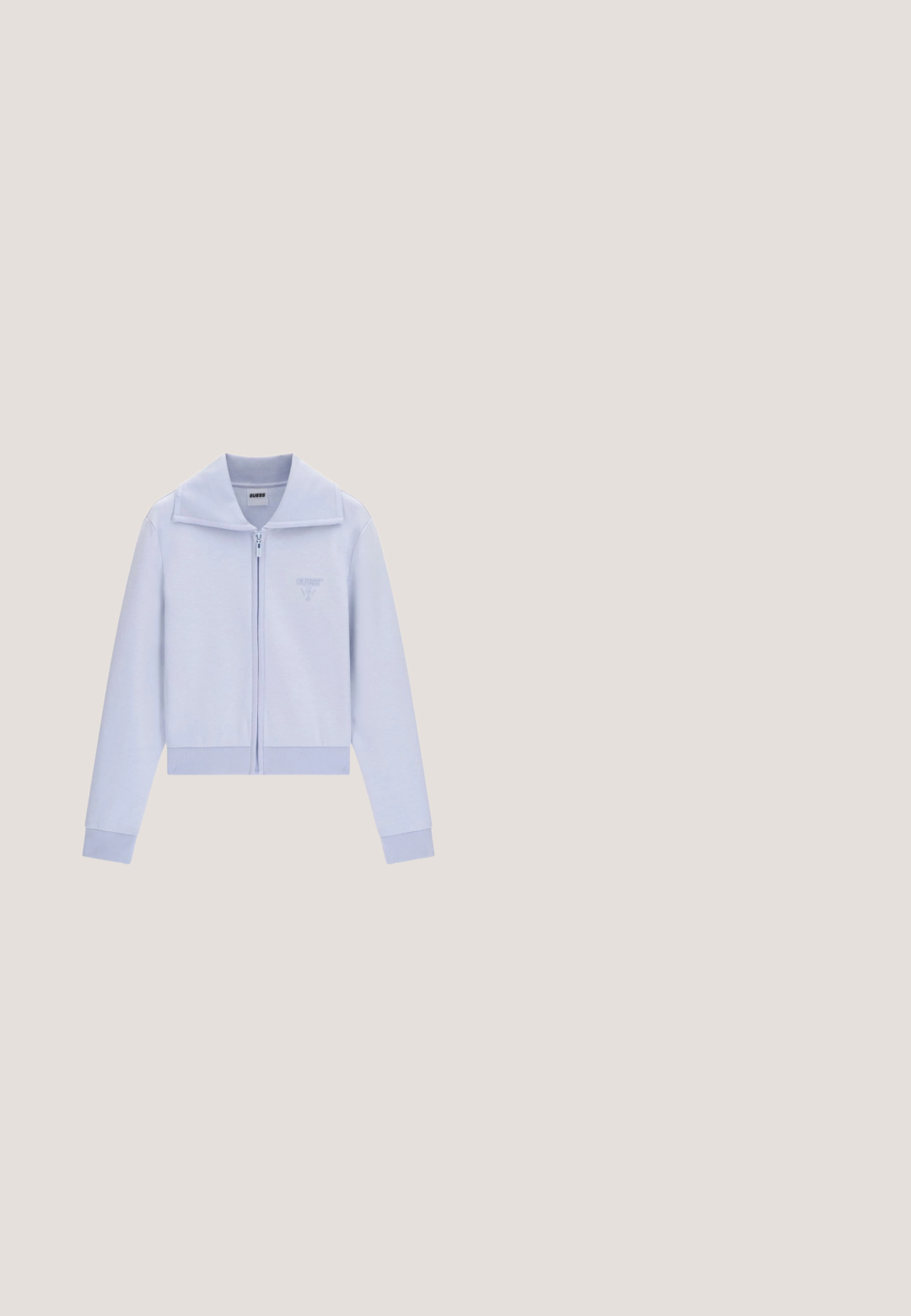 Veste zippée bleu clair à manches longues, col large, poignets et ourlet côtelés, avec un petit logo Guess brodé sur le côté gauche de la poitrine.; Débardeur bleu clair à dos nageur avec larges bretelles et coupe ajustée, présenté à plat sur un fond blanc.; Short de sport bleu clair avec taille à cordon, panneaux en mesh sur les côtés, bandes blanches près des ourlets et petit logo "GUESS" sur la ceinture.; Baskets blanches et beiges avec dessus en tissu à motif bleu, logo Guess sur le côté, lacets blancs, et semelle blanche avec détail argenté au talon.; Petit sac à main en tweed bleu avec des accents en cuir, une bandoulière chaîne et un logo triangulaire Guess sur le rabat avant.; Bracelet en chaîne argentée avec un charme en forme de cœur orné de cercles concentriques, décoré de rhinestones transparents et d'une étiquette de marque.