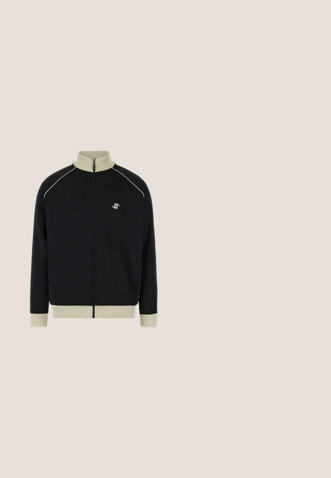 Schwarze Zip-Jacke mit hohem Kragen, beigen Akzenten und gerippten Bündchen. Verfügt über ein Logo auf der Brust und seitliche Taschen. Weiche Textur.; Schwarzes Baumwoll-T-Shirt mit kurzen Ärmeln, das einen weißen Grafikdruck von "AS" auf der linken Brust zeigt. Reguläre Passform.; Tarnfarbe Cargo-Hose in verschiedenen Grüntönen und Brauntönen, mit mehreren Taschen und einer lockeren Passform, aus strapazierfähigem Material.; Schwarzer Chelsea-Stiefel aus Wildleder mit elastischem Seitenteil, Zuglasche hinten und niedriger Gummisohle.; Guess BERNA CROSSOVER - Umhängetasche - black; Silbernes Edelstahl-Kettenarmband mit poliertem rechteckigem Verschluss, graviert mit "S. STEEL" auf schlichtem weißem Hintergrund.