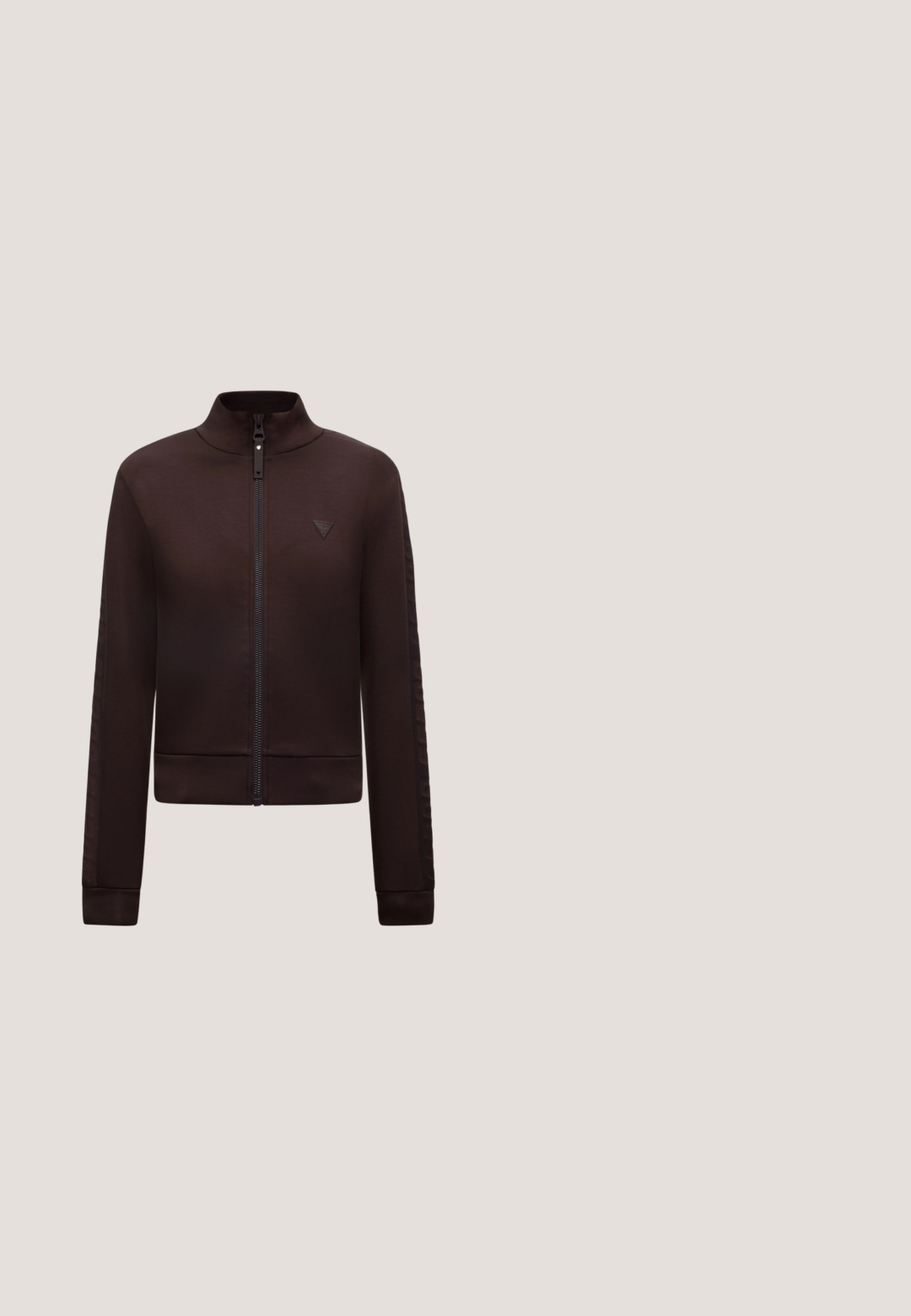 Veste marron foncé à manches longues avec fermeture éclair, col montant et logo discret sur la poitrine gauche, design épuré avec un léger détail sur la manche.; T-shirt blanc à manches courtes avec col rond, arborant le texte « Rich Girl Problems » en police décorative composée de petits clous brillants à l'avant.; Pantalon large marron foncé avec taille élastique, coutures sur l'avant, logo sur le côté et fentes à l'avant de l'ourlet.; Baskets beiges à motifs avec des lacets et une semelle crème flottant au-dessus d’un sol en bois carrelé en extérieur près d’une plante verte feuillue et d’un mur gris.; Sac à bandoulière synthétique beige présentant un motif géométrique texturé, des accessoires en ton or et une sangle amovible pour un port polyvalent.; Bracelet chaîne en argent avec deux breloques en forme de cœur, une breloque ronde ornée de cristaux et du logo "G", ainsi qu'une étiquette de marque triangulaire sur une chaîne d'extension.