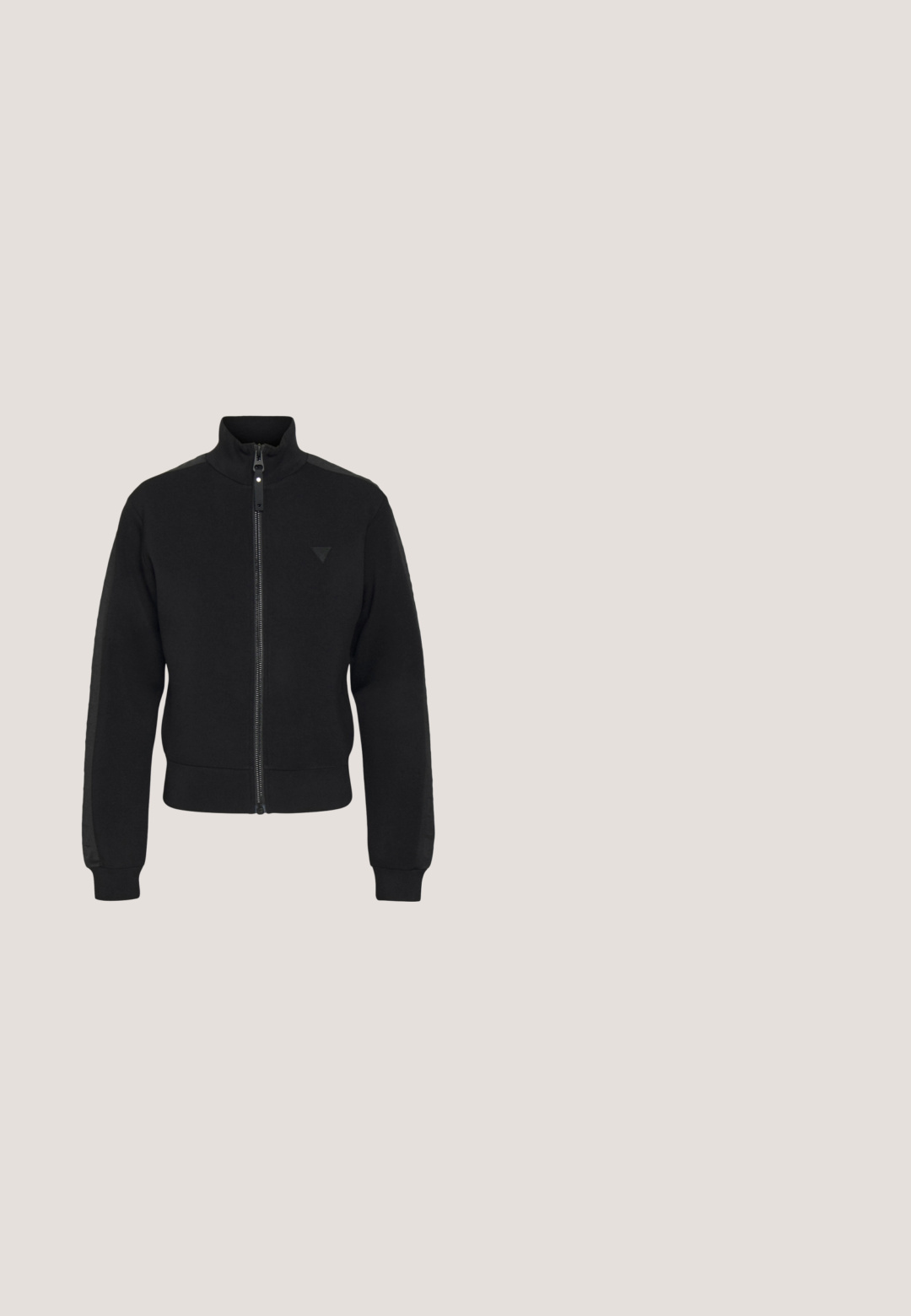 Sudadera negra con cremallera, cuello alto, mangas largas y puños acanalados; presenta un pequeño detalle de logo en la parte delantera. Textura de tejido suave.; Top negro sin mangas con un profundo escote en V, detalle fruncido en el centro y un corte en forma de llave debajo. Textura suave y diseño ajustado.; Pantalones deportivos negros de tejido suave, con una cinturilla acanalada y franjas laterales, y un zipper en el dobladillo para un ajuste ajustable.; Zapatilla deportiva negra con parte superior de tela texturizada, suela blanca y sistema de cordones prominente. Presenta un logo de Nike y un diseño suave y acolchado.; Bolsa tote de nylon negro con dos asas para el hombro, presenta un gran logo blanco de Nike, cierre con cremallera y un diseño rectangular elegante.; Guantes sin dedos negros con un diseño texturizado. Hechos de un material transpirable, cuentan con un orificio para el pulgar y una palma reforzada para mejorar el agarre.