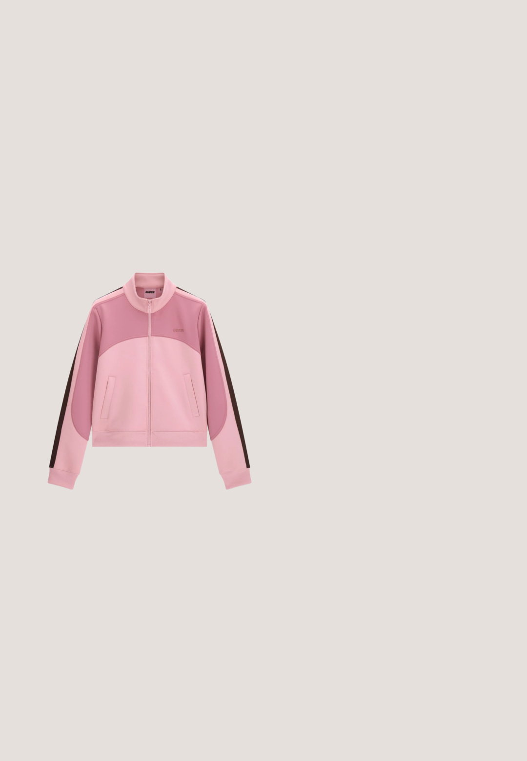 Veste rose zippée avec col haut, bande sombre sur les manches, deux poches avant et logo subtil "GUESS" sur la poitrine.; Haut sans manches en tissu rose vif avec de petites perforations, encolure ronde et ourlet légèrement évasé pour une coupe décontractée.; Shorts texturés rose clair avec poches avant, fermeture par bouton et coutures verticales discrètes, avec un petit logo en relief sur le côté.; Baskets de sport rose vif avec une tige texturée, un design à lacets, une semelle rembourrée et un logo Skechers sur le côté.; Sac à main tissé rose vif avec une large poignée et une pochette assortie en tissu lisse avec fermeture éclair, posé sur un fond clair uni.; Paire de petites boucles d'oreilles créoles en or avec un émail rose vif sur la moitié extérieure, présentées sur un fond blanc.
