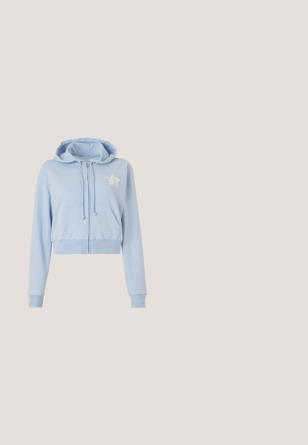 Hollister Co. FRENCH FULL ZIP  - Φούτερ με κουκούλα - blue; Ανοιχτό μπλε βαμβακερό μπλουζάκι με στρογγυλή λαιμόκοψη και κοντά μανίκια. Διαθέτει γυαλιστερό μπορντό λογότυπο με το κείμενο "the gap" σε παιχνιδιάρικη γραμματοσειρά.; Ανοιχτό γαλάζιες τζιν βερμούδες με ελαφρώς φθαρμένο στρίφωμα, πέντε τσέπες και κουμπωτή κλείσιμο. Διακριτή ξεθωριασμένη υφή σε όλη τους την επιφάνεια.; Λευκό αθλητικό παπούτσι σε πλατφόρμα με διπλούς ιμάντες Velcro και ασημένια καρφιά στη φτέρνα, εμφανίζεται από το πλάι σε απλό φόντο.; Μαλακή βυσσινί τσάντα ώμου από κορντόρι με ρυθμιζόμενο λουράκι, κλείσιμο με φερμουάρ, πλαϊνά κορδόνια και μπροστινή τσέπη με φερμουάρ.; Ασημένια μεταλλικά σκουλαρίκια κρίκοι με λεία, ελαφρώς κυρτή επιφάνεια και κλειδαριά τύπου latch-back σε απλό λευκό φόντο.