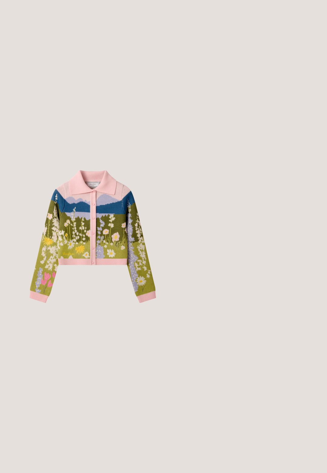 Kort knappet cardigan med lyserød krave og manchetter, med et strikket mønster af blomster og bjerglandskab i grønne, blå, gule og lilla nuancer.; Pink ærmeløs ribbet tanktop med bølget blondetrim omkring halsudskæringen og ærmegab, med et lille brandmærke nær kanten.; Rosa denim flare bukser med fem lommer, knaplukning og tekstureret stof med subtile flerfarvede pletter gennem hele. ; Hvid sneaker med en pink side-logo, der har en tekstureret platformsål, snørelukning og et farverigt mønstret inderfor.; Brun og sølv håndtaske med blomstermotiver, teksten "EYE THEME" og en kvast som pynt. Har glatte og teksturerede overflader.; Guld kæderekke med en dråbeformet perle, tre runde perler og en lille rund charm, med skiftende linkformer og -tekster.