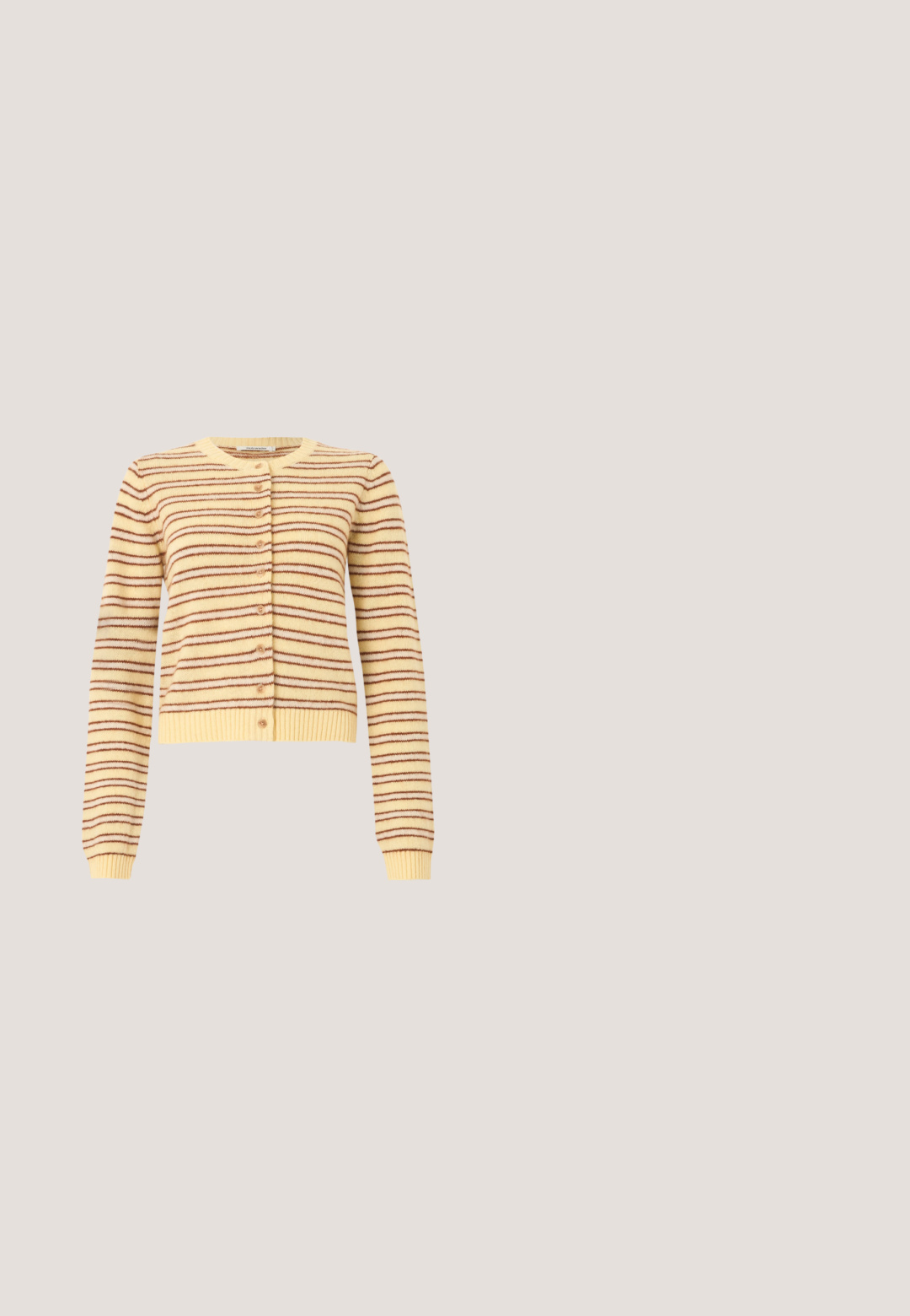 Gelbe Strickjacke mit langen Ärmeln, horizontalen braunen Streifen, rundem Ausschnitt, durchgehender Knopfleiste sowie gerippten Bündchen und Saum.; Gestreiftes T-Shirt in Schwarz und Weiß mit rot besticktem "AMOUR"-Text und Herz. Kurze Ärmel und runder Halsausschnitt. Weicher Stoff.; Braune Corduroy-Latzhosen mit weitem Bein, verstellbaren Trägern und Vordertasche. Weiche Textur mit vertikalem Rippmuster.; Braune Wildledersneaker mit cremefarbener Innenausstattung, weißen Schnürsenkeln und einer strukturierten Gummisohle. Verfügt über ein Logotag an der Seite und Kontrastnähte.; Schwarze, glänzende Lederhandtasche mit einem einzelnen Schulterriemen und einem zentralen goldfarbenen rechteckigen Verschluss vor schlichtem hellem Hintergrund.; Silberne Creolen in abgerundeter Form, mit einer glatten Metalloberfläche und einem offenen Design in der Mitte, das Licht reflektiert.