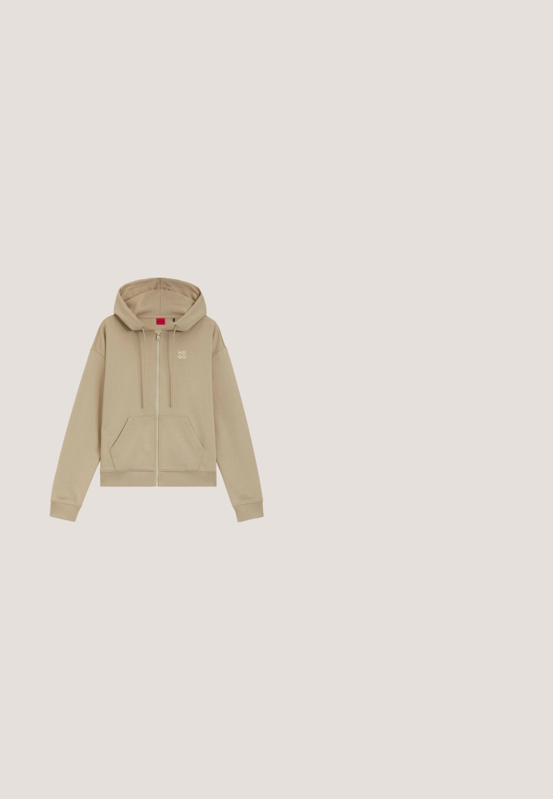 Beige zip-up hoodie met voorzakken, capuchon met trekkoord, geribbelde manchetten en zoom, en een klein "HUGO"-logo op de linkerborst.; Zwarte sportieve crop top met een keyhole rug, voorzien van witte "BOSS" letters en beige zijaccenten. Gemaakt van rekbare, gladde stof.; Zwarte leggings met een brede tailleband, voorzien van witte zijpaneelaccenten. Gemaakt van rekbare stof met een gladde textuur en een nauwsluitende pasvorm.; Zwart-witte sportschoenen met een bovenwerk van mesh, gladde leren accenten, een gedempte tussenzool en een gestructureerde rubberen buitenzool.; Beige gestructureerde totebag met zwarte leren handvatten, afwerking en een hangend zwart label met merknaam op een witte achtergrond.; Gouden metalen ringoorbellen met een gladde, glanzende afwerking en een gedeeltelijk ronde vorm. Bevestigd met silver-kleurige steunen en sluitingen.