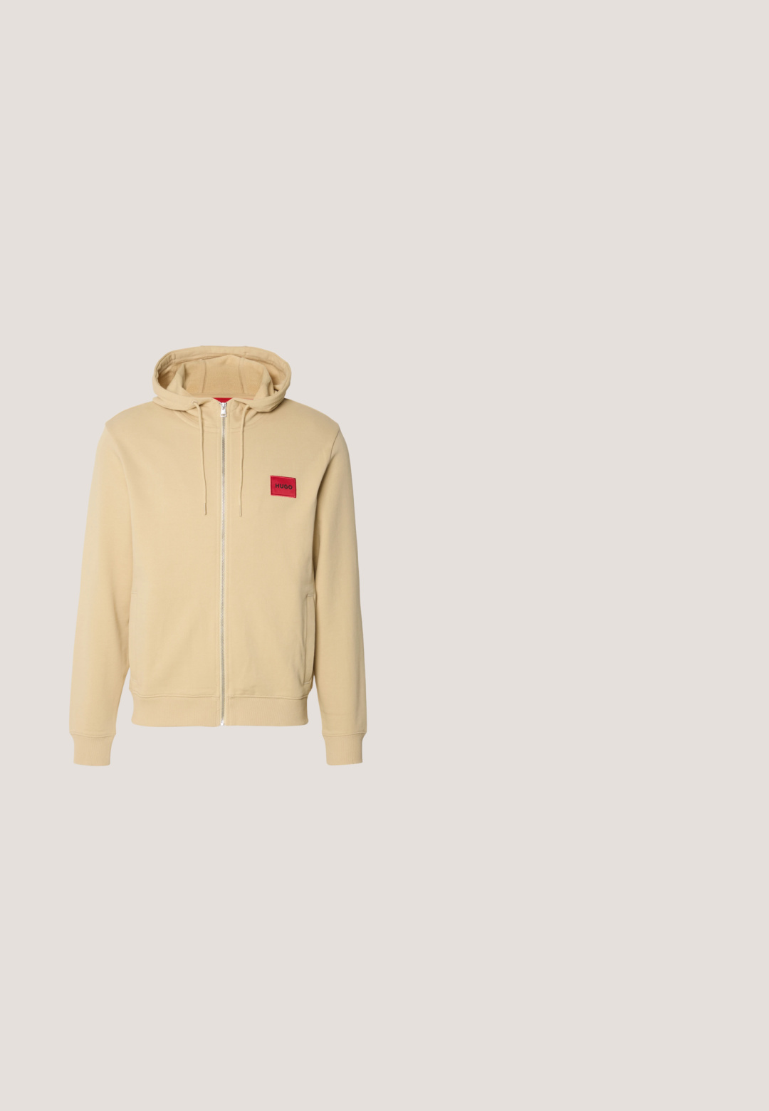 Haut à capuche zipé beige en mélange de coton doux, avec un écusson logo carré rouge sur la poitrine gauche. Comprend une capuche avec cordon de serrage et des poches latérales.; T-shirt en coton noir avec un col rond, des manches courtes et un logo rectangulaire "HUGO" blanc sur la poitrine. Texture lisse, coupe décontractée.; Jeans noirs à jambe droite avec fermeture devant par bouton et fermeture éclair, poches avant et arrière, présentés sur un fond clair uni.; Basket montante noire avec semelle texturée et marquage « HUGO » sur le côté, présentée sur un fond de mur en blocs de verre moderne.; Lunettes de soleil rectangulaires à monture métallique noire avec verres dégradés foncés et branches fines, portant la marque "BOSS" sur le côté.; Sac banane rectangulaire noir avec deux compartiments zippés, motif logo embossé discret et étiquette rouge "HUGO" sur la poche avant.