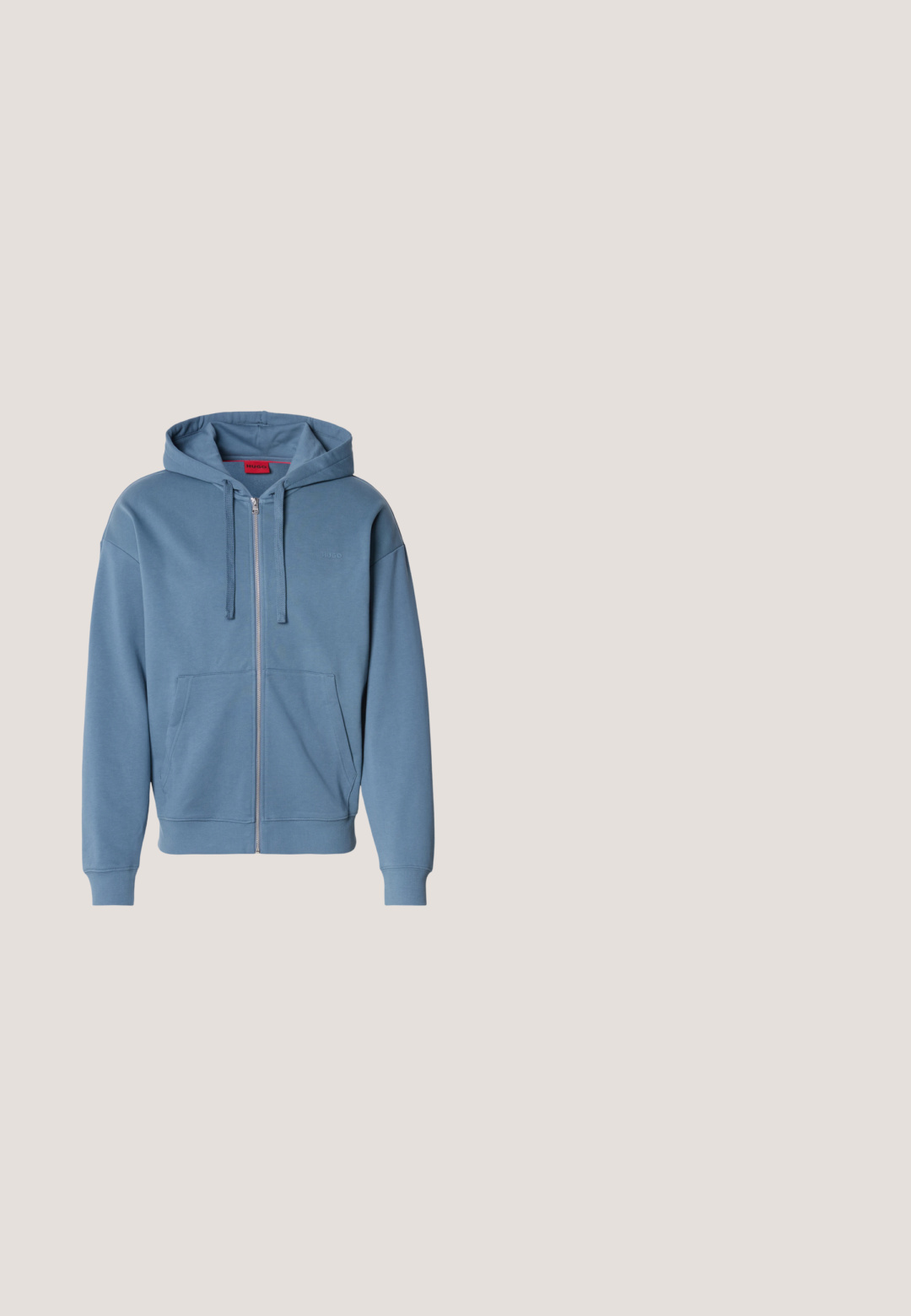 Blauer Kapuzenpullover mit Reißverschluss, Kordelzügen, Fronttaschen, gerippten Bündchen und einem kleinen, geprägten "HUGO"-Logo auf der Brust.; Hellgraues T-Shirt mit kurzen Ärmeln, mittig bedruckt mit einer gelben Spinnenkontur vor blauem Himmel und dem Schriftzug "BOSS" in der Mitte.; Hellblaue Jeans mit geradem Bein, vorderen Taschen, Gürtelschlaufen, Knopf- und Reißverschluss.; Weißes Sneaker-Modell mit einer glatten Lederoberfläche, runder Zehenpartie, flachen Schnürsenkeln und einer strukturierten Gummisohle. Ein roter Akzent befindet sich an der Ferse.; Schwarze Leder-Umhängetasche mit Frontreißverschlusstasche und verstellbarem Stoffriemen, vorne mit "BOSS"-Logo.; Armband aus silber- und goldfarbenen Metallgliedern mit einem rechteckigen Verschluss, auf dem auf weißem Hintergrund ein Markenname eingraviert ist.
