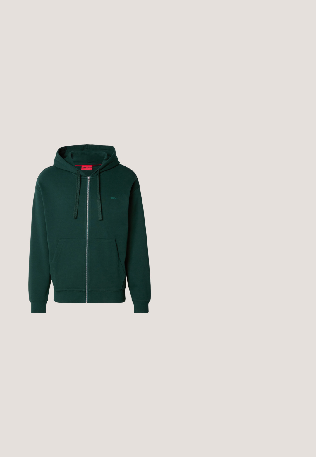 Grøn zip-up hættetrøje med en kængurulomme, snøre i hætten og ribbede manchetter. Har et lille logo på venstre brystområde. Blødt stoftekstur.; Hvid bomulds T-shirt med rund hals, korte ærmer og et subtilt præget logo på brystet. Indvendigt mærke har en orange detalje.; Lysblå denim jeans med lige snit, fem-lomme design og lynlås. Stoffet viser let falming for et slidte udseende.; Hvide sneakers med en glat læderfinish, rund tå, fire snørehuller, subtile perforeringer og en rød logo detalje på siden.; Stor duffeltaske i brun- og sort farve med bærehåndtag i sort læder og aftagelig skulderrem, rektangulær form, BOSS-logo på fronten.; Sølv- og guldfarvet metalarmbånd med rektangulært lås, indgraveret med et brandnavn på en hvid baggrund.