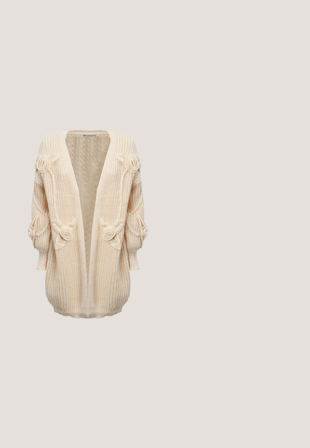 INFLUENCER FLOWER APPLICATION  - Vest - cream; Halter-stijl tas van zacht bruin suede met een geknoopte bovenkant en een sleufvormig uitsnede. Heeft een gladde textuur en een minimalistisch ontwerp.; Bruine maxi rok met lagen en elastische tailleband, gemaakt van zachte, lichte stof, plat hangend tegen een witte achtergrond.; Bruine suède enkelboot met een spitse neus, decoratieve stiksels en een gestapelde hak. Heeft een zijlus voor gemakkelijk aan- en uitrekken.; Bruine suède schoudertas met lange riem, gestikt decoratief patroon op het klepje en hangende franjes langs de onderrand.; Gevlochten bruine leren riem met een afgeronde gesp en gouden pen, opgerold weergegeven op een witte achtergrond.