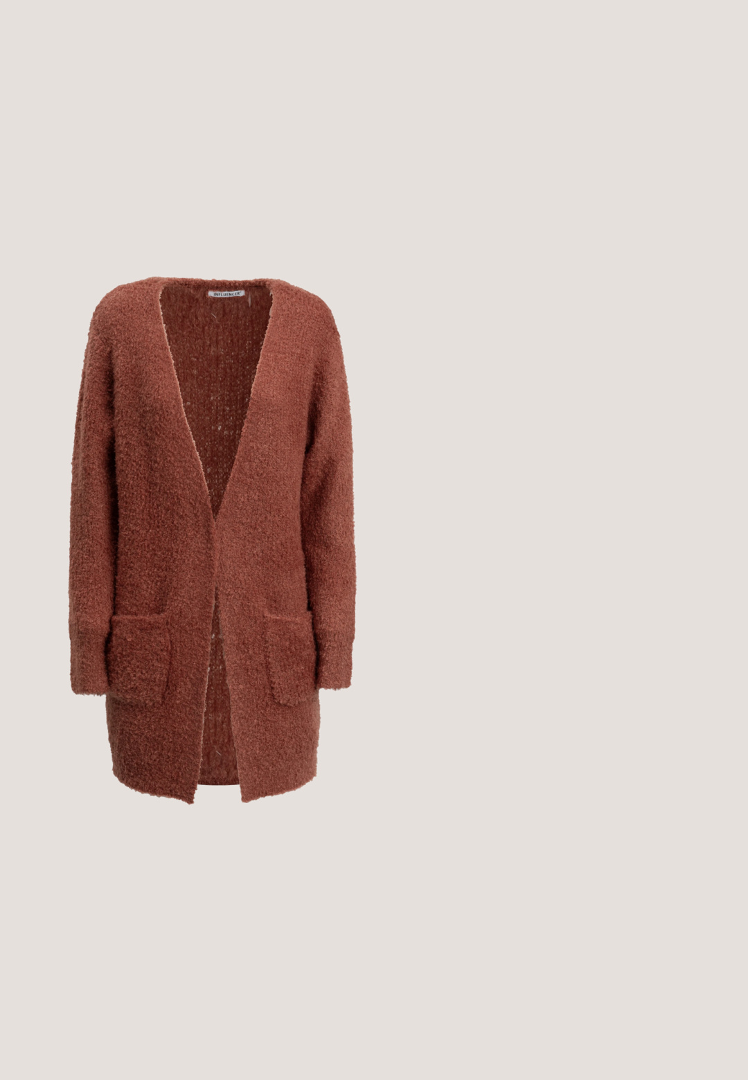 Lang, brun, åben cardigan med loddet overflade, lange ærmer og to forlommer, vist på en hvid baggrund.; Grå ribbet tanktop med blondekant ved halsen. Stoffet er blødt med en tætsiddende pasform, der har en let strækbarhed og bølgede kanter.; Brune blondebukser med bred ben-design, der har indviklede mønstre og en knaplukning i taljen. Gennemsigtig tekstur og let vægt.; Pikolinos CONNELLY - Plateaustøvletter - dark brown; Mørkebrun ruskind skuldertaske med frontlomme med lynlås, guldfarvet lynlås og beslag, frynsedetalje og justerbar rem.; Guld kæde halskæde med et ovalt medaljonvedhæng med indgraveret rødt bogstav "P" og små dekorative stjerner.