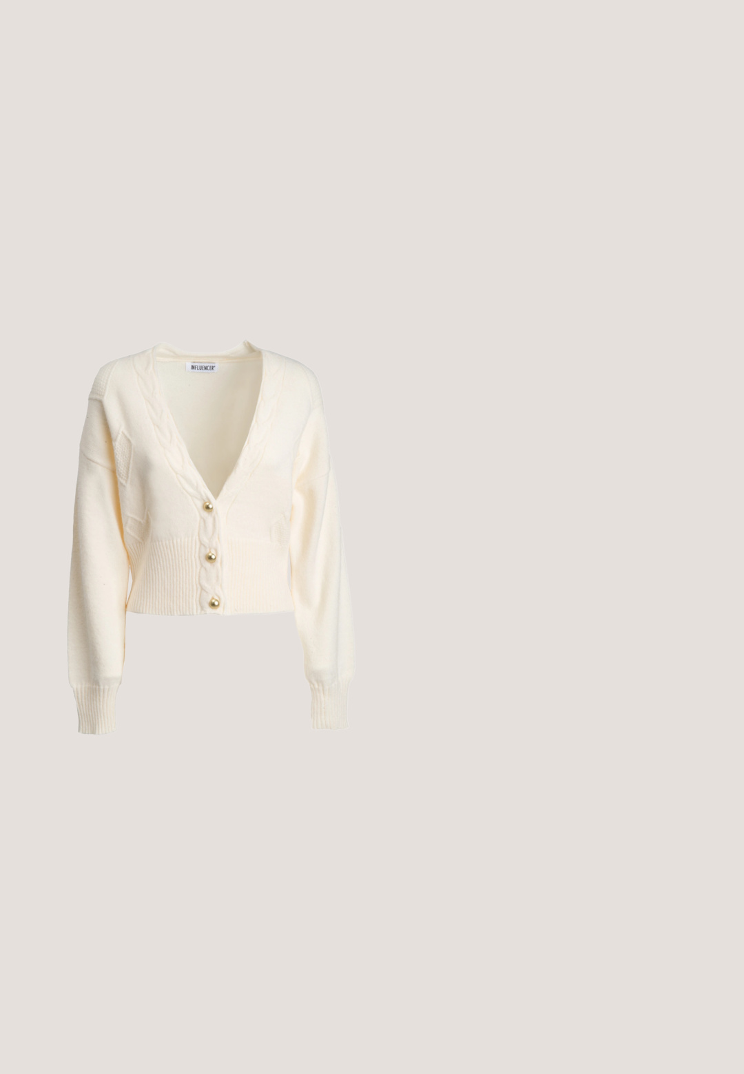 Cardigan en maille crème avec manches longues, poignets et ourlet côtelés, trois boutons dorés et motif torsadé sur le devant.; Robe midi crème à imprimé floral rose, manches bouffantes, encolure carrée et détail noué à l'avant.; Sandale à talons beige avec deux sangles croisées et boucle à la cheville. Talon carré et texture lisse avec une finition semi-mate.; Foulard carré avec des bordures florales, un centre en forme de cœur composé d'une couronne de fleurs, et deux oiseaux bleus tenant un ruban avec un pendentif en forme de cœur rouge.; Sac à main rond en paille tissée avec une anse en corde et "ALEMAIS" brodé sur le côté en fil marron.; Boucles d'oreilles à clou en or avec des dessus carrés texturés ornés de diverses pierres précieuses claires et de perles, chacune suspendue en dessous d'une grande perle en forme de goutte.