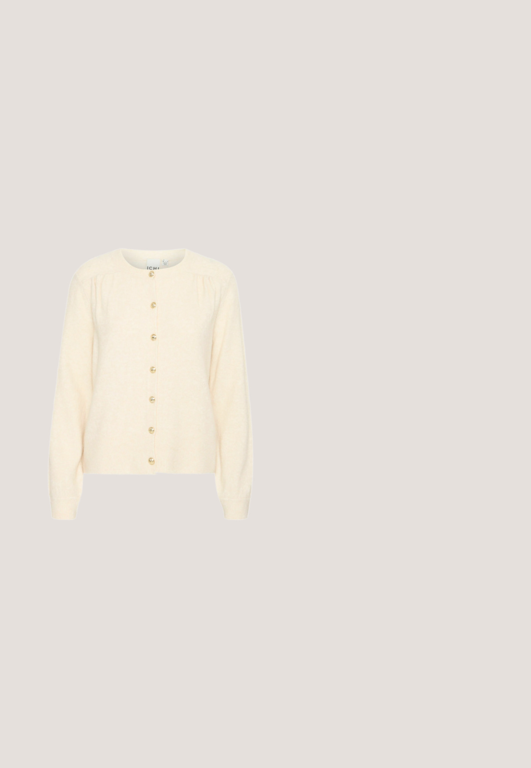 Creme cardigan lavet af blødt stof. Har en rund halsudskæring, lange ærmer og seks guldknapper foran. Enkel ribbet kant.; Hvid striktrøje med korte ærmer, V-hals og ribstrikkede manchetter, vist på en ensfarvet baggrund.; Lyseblå brede jeans med høj talje, fem lommer og kontrastsyninger. Fremstillet af denim med en glat tekstur.; Sort læder ankelstøvle med et strømlinet design, rund tå, lav blokhælv og subtil logoaccent nær toppen. Glat tekstur hele vejen igennem.; Sorte katteøje-solbriller med gradient lila linser. Glat plastisk stel med blank finish og små metalliske detaljer på stængerne.; Sort læderhåndtaske med en glat overflade, rund håndtag og hardware i guld-tone. Har en struktureret form og minimal branding detalje.