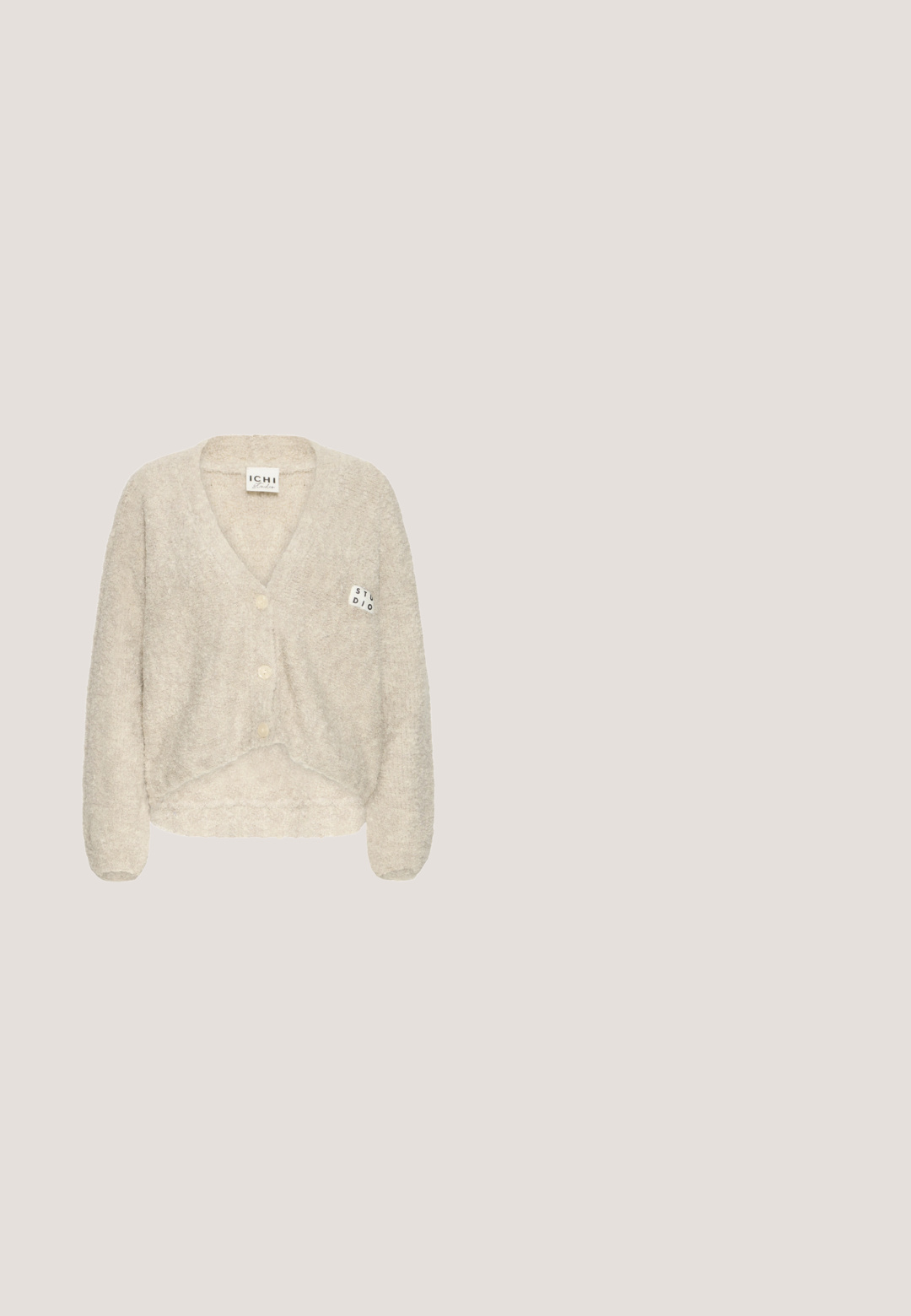 Cárdigan de punto suave beige, con escote en V, tres botones frontales, mangas largas y una pequeña etiqueta blanca en el pecho.; Camiseta de manga corta color crema con patrones de corazones azul claro distribuidos de manera uniforme por toda la tela y cuello redondo.; Jeans de mezclilla azul de pierna ancha con un lavado deslavado, cierre de botón y diseño de cinco bolsillos. Presenta un corte recto y holgado.; Zapatilla baja beige y blanca con suela de goma, diseño con cordones y logotipo "mi" cosido en el lateral sobre fondo blanco.; Bolso de mano de cuero blanco con doble asa y cierre superior con cremallera, que presenta una forma rectangular alargada y elegante.; Pendientes de aro de oro con un diseño texturizado y ondulado. Cuentan con un cierre seguro y son de tamaño mediano con un acabado pulido.