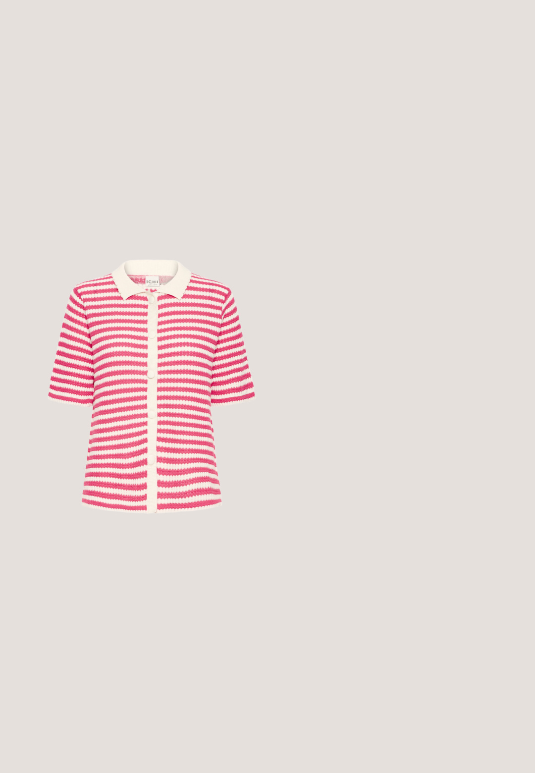 Strikket cardigan med korte ærmer, rosa og hvide vandrette striber, hvid krave og hvid knapstolpe foran.; Lyseblå cropped denimjakke med korte ærmer, knapper foran, brystlomme og små lyserøde blomsterbroderier spredt over stoffet.; Lysblå denimshorts med rød blomsterbroderi. Har høj talje, frontlommer og lige pasform.; Lys rosa sneakers med hvide accenter, glat læderoverdel, rund tå, tekstureret gummisål og flade snørebånd.; Beige og rødstripet shopper taske med illustrationer af bjørne i hatte og "Cath Kidston" logo på forlommet.; Armbånd med koral pink uregelmæssige perler med fire glatte gyldne ringe og en tekstureret gylden søstjernevedhæng hængende i midten.