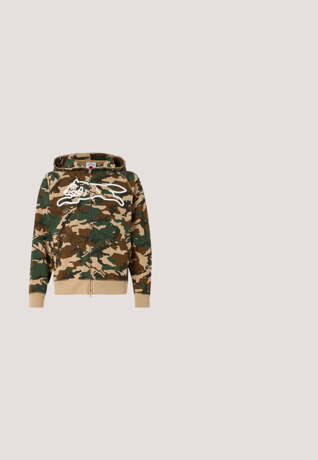 Icecream RUNNING DOG WOODLAND CAMO ZIP THROUGH HOOD - Sweatjacke - multi; Weißes Baumwoll-T-Shirt mit kurzen Ärmeln, das auf der linken Brust ein grünes "DICKIES ON THE ROAD AGAIN"-Logo zeigt. Standard Design mit Rundhalsausschnitt.; Herren-Cargoshorts knielang mit Tarnmuster in Grün, Braun und Beige, ausgestattet mit mehreren Taschen und einem Knopfverschluss.; Schwarzer Gummiboot mit matter Oberfläche, abgerundeter Zehe und strukturiertem Profil. Verfügt über ein grünes Innenfutter und einen niedrigen Absatz.; Sportive Sonnenbrille mit einem schlanken, rechteckigen braunen Rahmen und einem Verlauf von gelben zu blauen Gläsern, ausgestattet mit einer ausgeprägten Nasenbrücke und strukturierten Bügelgriffen.; Tasche mit Camouflage-Muster aus strukturiertem Stoff mit zwei Griffen. Auf einer Seite befindet sich ein auffälliges weißes Logo.
