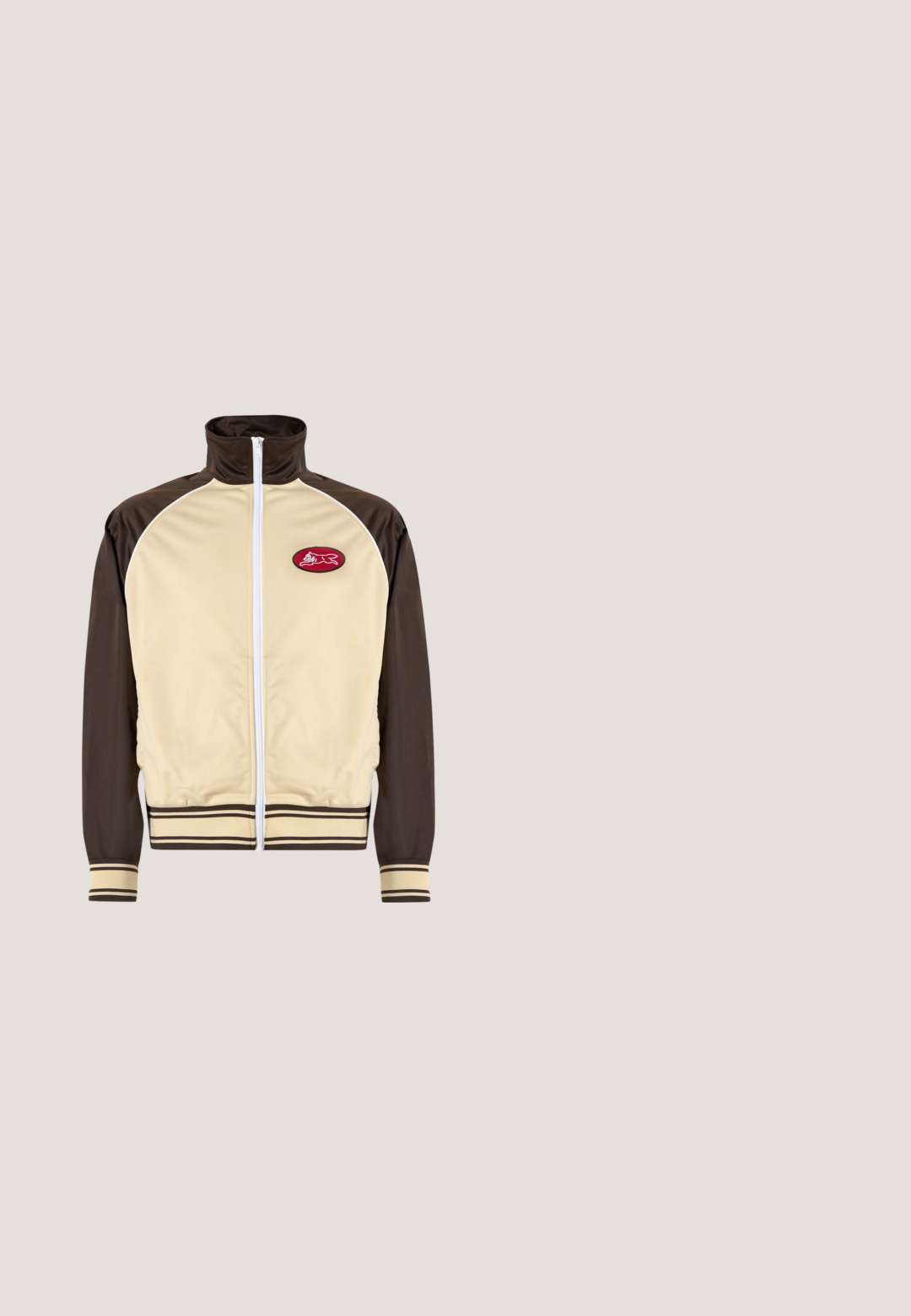 Veste zippée beige et marron avec col haut, poignets et ourlet rayés, featuring un patch rond avec un design rouge sur la zone gauche de la poitrine.; T-shirt à manches courtes avec un imprimé camouflage réaliste d'écorce d'arbre et de feuilles, et un grand texte blanc décoloré à travers la poitrine.; Pantalon de survêtement camouflage avec un motif naturel marron et vert, doté d'une taille élastique avec cordon de serrage et de poignets élastiques aux chevilles.; Botte d'hiver vert olive avec un upper rembourré portant le texte blanc "MOON", des lacets bungee noirs et une semelle en caoutchouc texturée.; Lunettes de soleil rectangulaires Gucci beige avec des verres foncés et un motif GG sur la monture, logo Gucci sur les branches, sur un fond blanc.; Sac fourre-tout à motif camouflage en tissu texturé avec deux poignées. Présente un logo blanc bien visible sur un côté.