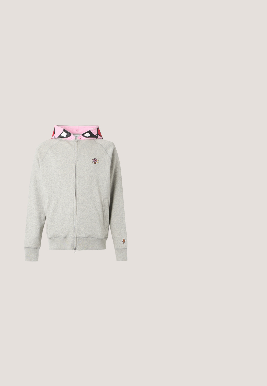 Sweat à capuche zippé gris clair avec doublure à motif rose à l'intérieur de la capuche, petit logo tête de mort en forme de cornet de glace sur la poitrine et écusson sucette glacée sur le poignet.; T-shirt en coton rose à manches courtes, avec un patch carré portant un logo noir sur la poitrine. Col rond et texture douce.; Solid Homme MEN'S PANTS - Jean boyfriend - pink; Baskets en daim brun foncé avec semelle gomme, languette blanche au talon, fermeture à lacets et petit détail multicolore sur le côté de la semelle.; Sac cabas en tissu brun avec deux anses et une poche avant, avec le logo "LES DEUX" en lettres jaunes sur la poche.; Collier composé de perles cylindriques beiges alternant avec des perles rondes foncées, muni d'un fermoir sombre, présenté sur un fond blanc uni.