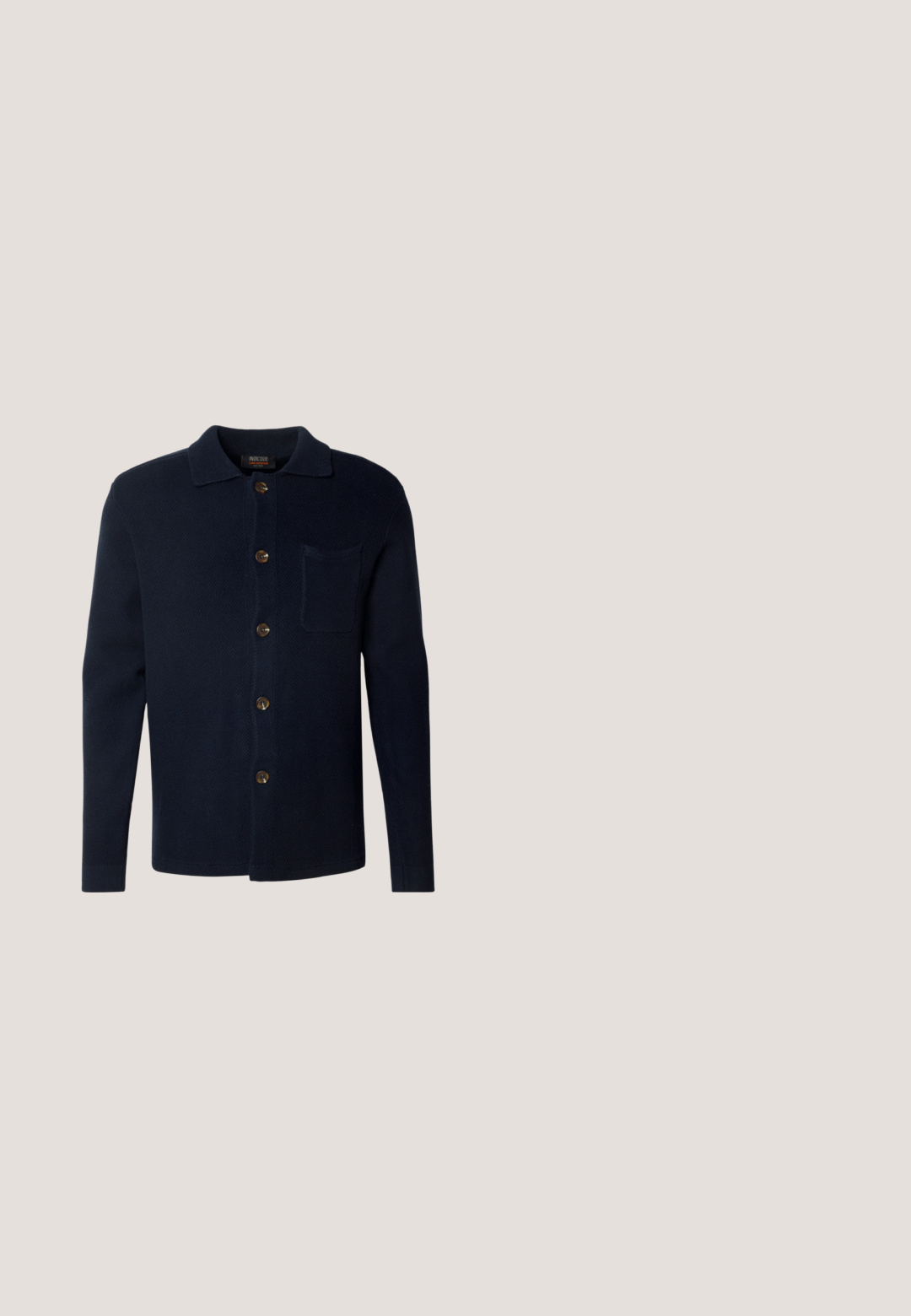 Camisa de botones azul marino oscuro hecha de tejido texturizado, con cuello, bolsillo frontal y botones marrones.; Camiseta blanca de manga corta con cuello redondo y pequeño logotipo de texto negro «Marc O'Polo DENIM» en la parte superior izquierda del pecho.; Vaqueros de mezclilla en azul oscuro, con un diseño de pierna recta, cinco bolsillos, cierre de botón y sutiles detalles de costura horizontal.; Bota negra de cuero hasta el tobillo con tirador y paneles laterales elásticos flotando sobre una superficie de madera, con hierba verde desenfocada en el fondo.; Bolso pequeño beige tipo bandolera con bolsillo frontal con cremallera, logo metálico de ALDO, correa ancha ajustable y forma rectangular redondeada sobre fondo blanco.; Cinturón de ante marrón con hebilla de metal plateado y detalle de costuras lineales. El cinturón es plano y tiene un ancho y una forma clásicos.