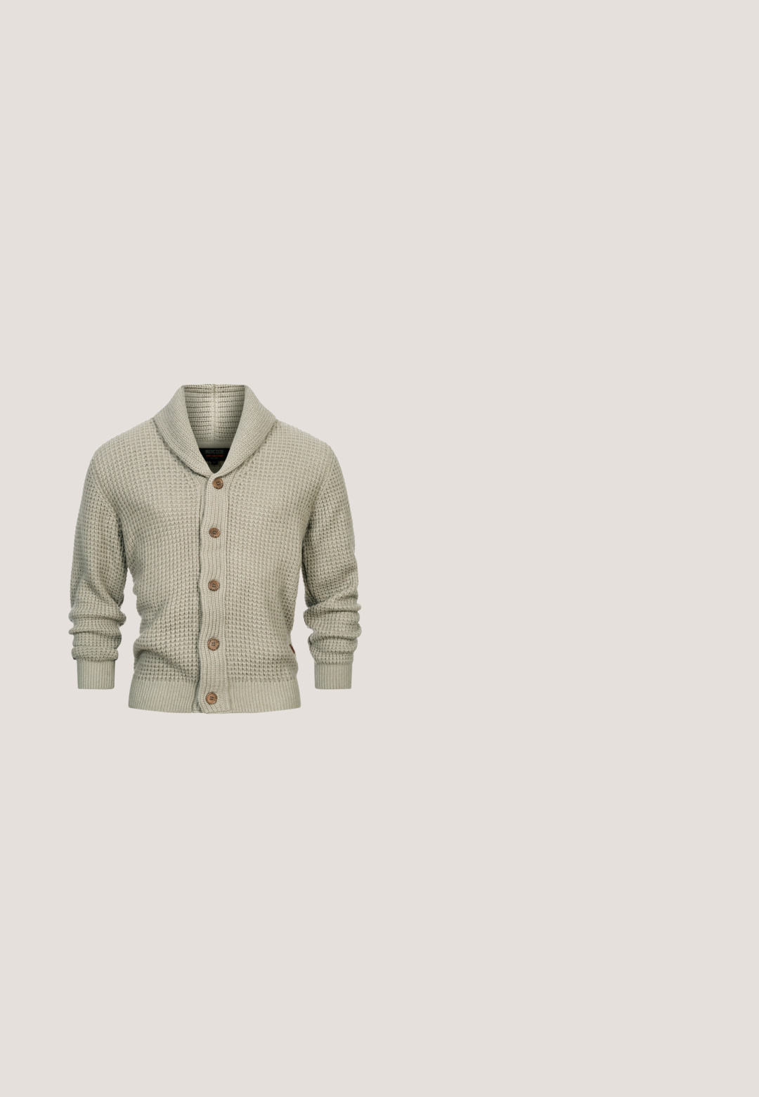 Jersey de punto en verde claro, con cuello de chal, cierre de botones de madera y puños acanalados. La textura es tejida y gruesa.; Camiseta de algodón azul claro con cuello redondo, mangas cortas y un pequeño logo blanco bordado en el lado izquierdo del pecho.; Jeans de mezclilla azul claro con un corte recto, dobladillo deshilachado, diseño de cinco bolsillos y un patrón de lavado sutil. Cuenta con un cierre de botón.; Zapatilla deportiva negra y gris con detalles amarillos, suela esculpida, cordones y el logo pequeño de un cocodrilo en el lateral.; Bolso bandolera color verde azulado hecho de tela suave, con un bolsillo frontal con cremallera y una correa negra con diseño, con el texto "KARL LAGERFELD JEANS" en negro.; Pulsera de cadena de plata con un cierre de metal plano y grabado que presenta un acento verde. Los eslabones son redondeados y pulidos para un acabado suave.