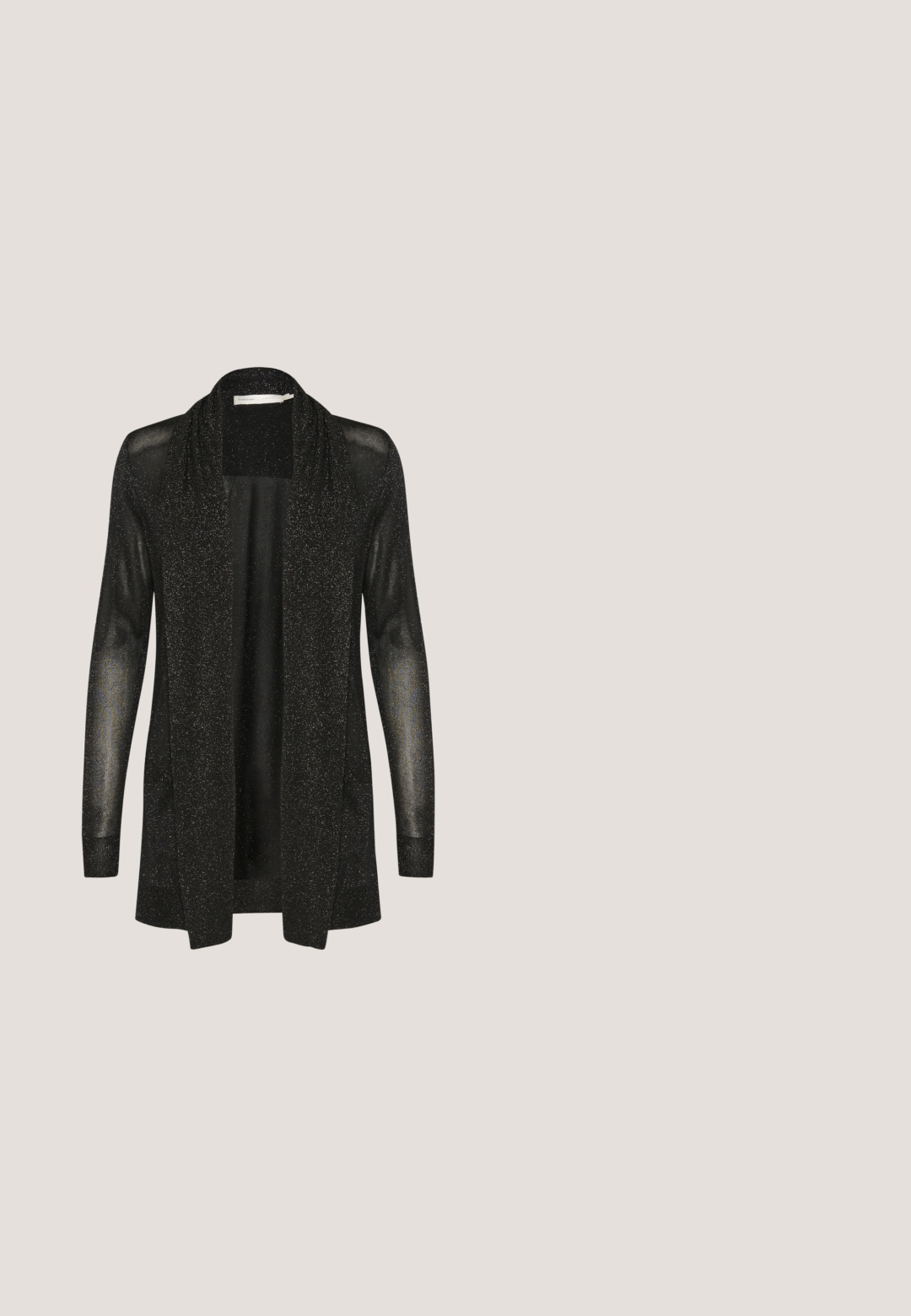Sort langærmet cardigan lavet af en gennemsigtig, glitrende stof. Har åben front med draperet krave og lige skæring. Sølvfarvede detaljer overalt.; Sorte camisole-top med tynde stropper, lavet af glat stof. Har en tætsiddende design og en rund halsudskæring, uden mønstre eller dekorationer.; Sort brede bukser med et abstrakt beige mønster. Lavet af et let materiale med en elastisk talje for komfort.; Sort højhælet sandal med stropper, leopardmønstret indersål, firkantet tå og ankelrem med spænde på hvid baggrund.; Sort læder clutch med vævet mønster, rektangulær form og en aftagelig rem. Glat tekstur og minimalistisk design.; Guldøreringe med en struktureret, bølgende design. Hver ørering har riller og en sikker lukkemekanisme, der fremhæver deres unikke form.