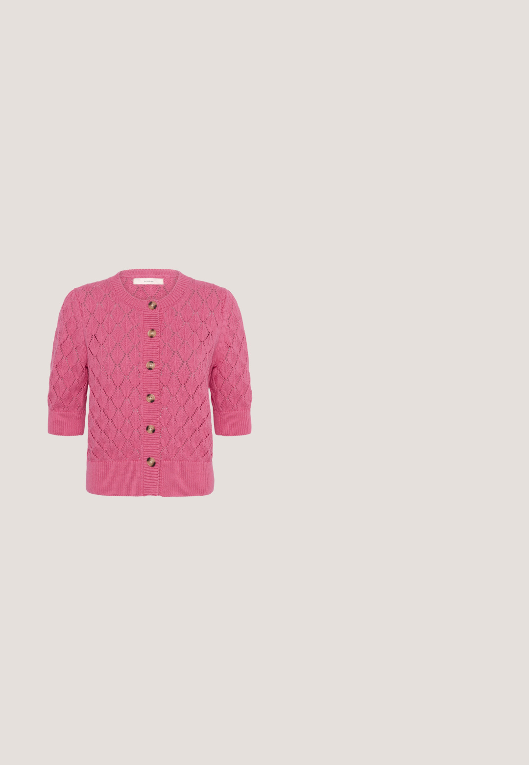 Cardigan court à manches courtes en maille rose avec motif losange et six boutons marron sur le devant, poignets et ourlet côtelés.; Débardeur rose côtelé sans manches avec de petits motifs dispersés de cœurs rouges et un col rond.; Pantalon large plissé rose avec une taille élastique et un motif abstrait subtil, conçu pour les tenues décontractées féminines.; Chaussures à talons rose satinées avec un bout pointu et un grand nœud sur le devant. Texture lisse et design à talon ouvert.; Petit sac à main rectangulaire tissé de couleur rose avec une anse épaisse et un grand pompon rond sur le rabat avant.; Boucles d'oreilles créoles en or, chacune ornée d'un pendentif en pierre circulaire rose lisse avec un trou au centre, suspendu à la créole.