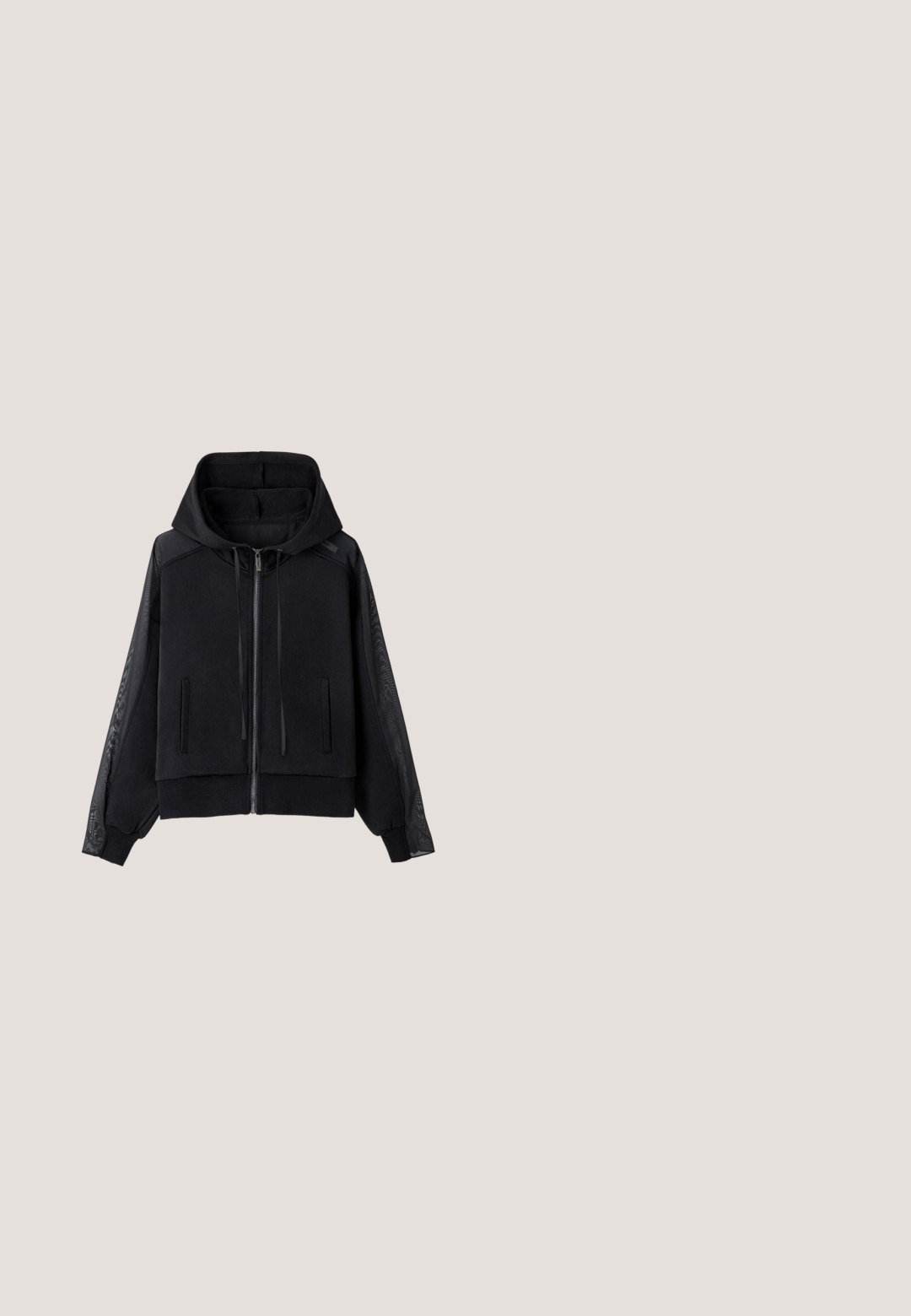 Schwarze Kapuzenjacke mit durchgehendem Reißverschluss, strukturiertem Stoff am Körper und transparenten gemusterten Einsätzen entlang der Ärmel.; Schwarzes Rundhalsshirt mit aufgekrempelten kurzen Ärmeln und kleinem besticktem Logo auf der linken Brust, auf weißem Hintergrund dargestellt.; Schwarze Sweatpants mit elastischem Bund und Kordelzug, gerader Schnitt, aus weichem Stoff.; Schwarze Slipper mit einem strukturierten Strickobermaterial und elastischem Eingangsbereich. Abgerundete Zehenform und profilierte, gepolsterte Sohle, getragen mit einem Denim-Saum.; Schwarze gepolsterte Tragetasche mit zwei robusten Griffen, ausgestattet mit einer Fronttasche und einer glatten Oberfläche. Logo auf der Vorderseite sichtbar.; Silberring mit einem glatten Band und einem gedrehten Design. Die polierte Oberfläche betont die elegante Kurve und die nahtlose Form.