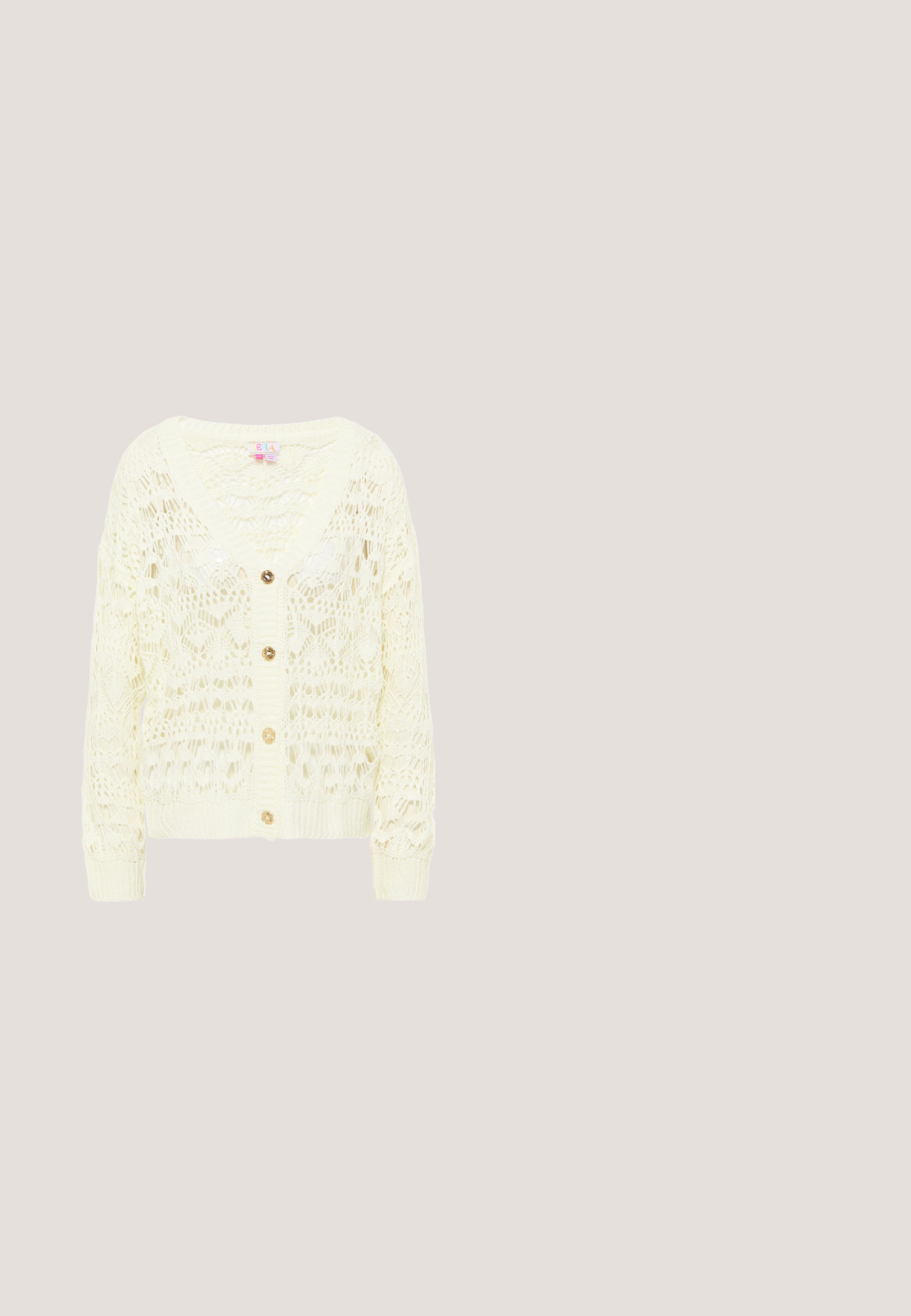 Lys creme hæklede cardigan med V-hals, der har et detaljeret blondermønster og tre guldknapper foran. Blød, struktureret strik.; Lyserød bomulds maxi-kjole med korte puffærmer, smocked liv, blomsterbroderimønster og en flydende nederdel.; Brun ruskind-ankelstøvle med elastiske sidepaneler og blokhæle, set fra siden på hvid baggrund.; Rektangulært stof med blomsterprint med fine grene, blade og små blomster i jordfarver på en lys baggrund.; Vævet beige håndtaske med to håndtag, lang rem, åben vævning og "VANESSA BRUNO" broderet i sort på forsiden.; Aformet broche med en guldfarvet scalloped kant, der har et blomstermotiv af lyserøde roser på en lys baggrund. Glat tekstur og detaljeret grafik.