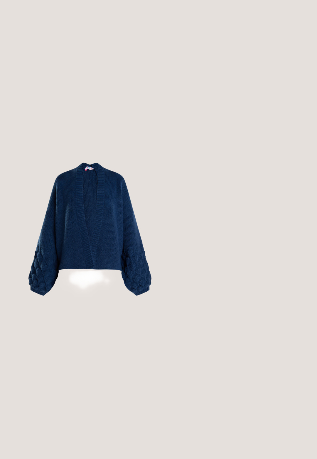 Marineblauwe gebreide cardigan met een diepe V-hals, een geribde body en textuurballonmouwen met een kabelbreipatroon.; T-shirt met korte mouwen en een ronde hals met horizontale roze en bruine strepen, aansluitende pasvorm, afgebeeld op een effen witte achtergrond.; Bruine en witte geplooide rok met een gestructureerd ontwerp en een frisse textuur, met een hoge taille en meerdere verticale plooien.; Zwarte leren pennyloafer met lage hak, moc-toenaad en een band over de wreef, zijaanzicht op witte achtergrond.; Bruine suède schoudertas met een enkele handgreep en een ritssluiting, afgebeeld tegen een effen lichte achtergrond.; Gouden strik- en pijlenbroche met blauwe bloemen langs de boog en een hartvormige opaaldetail in het midden van de pijl.