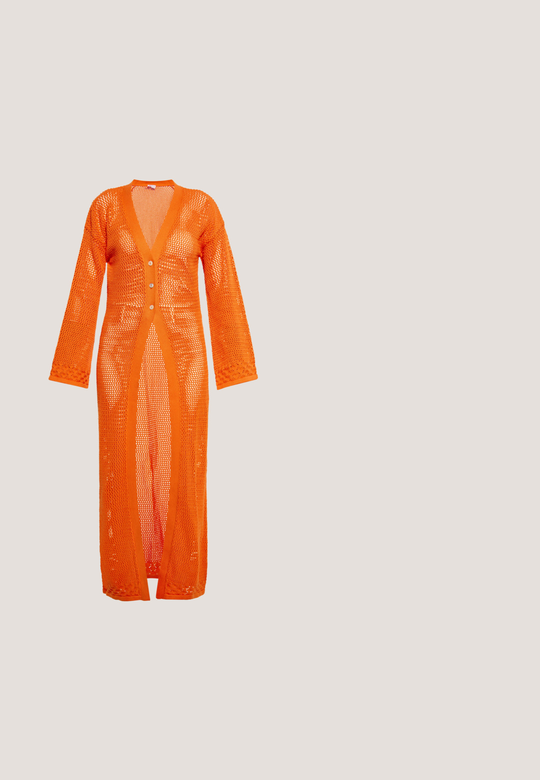 Cárdigan naranja de punto abierto con mangas largas, escote en V profundo y cierre de botones en la parte frontal. Textura ligera y semitranslúcida.; Camiseta corta color coral brillante con tirantes finos ajustables y sutil textura floral en la tela.; Pantalones anchos rojos, hechos de un tejido texturizado con acanalado vertical y una cinturilla elástica con cordón para ajustarse.; Sandalia de plataforma naranja con suela blanca dentada, punta abierta, tira en el tobillo con hebilla y pequeñas tachuelas en forma de estrella a lo largo de los lados y la tira.; Bolso de mano de cuero con relieve en forma de croc en color naranja, con un diseño estructurado, asa superior, herrajes dorados y un cierre de solapa que presenta un broche decorativo.; Pulsera ajustable de cordón naranja con dijes dorados en forma de estrella, uno con una pequeña piedra preciosa clara en el centro.