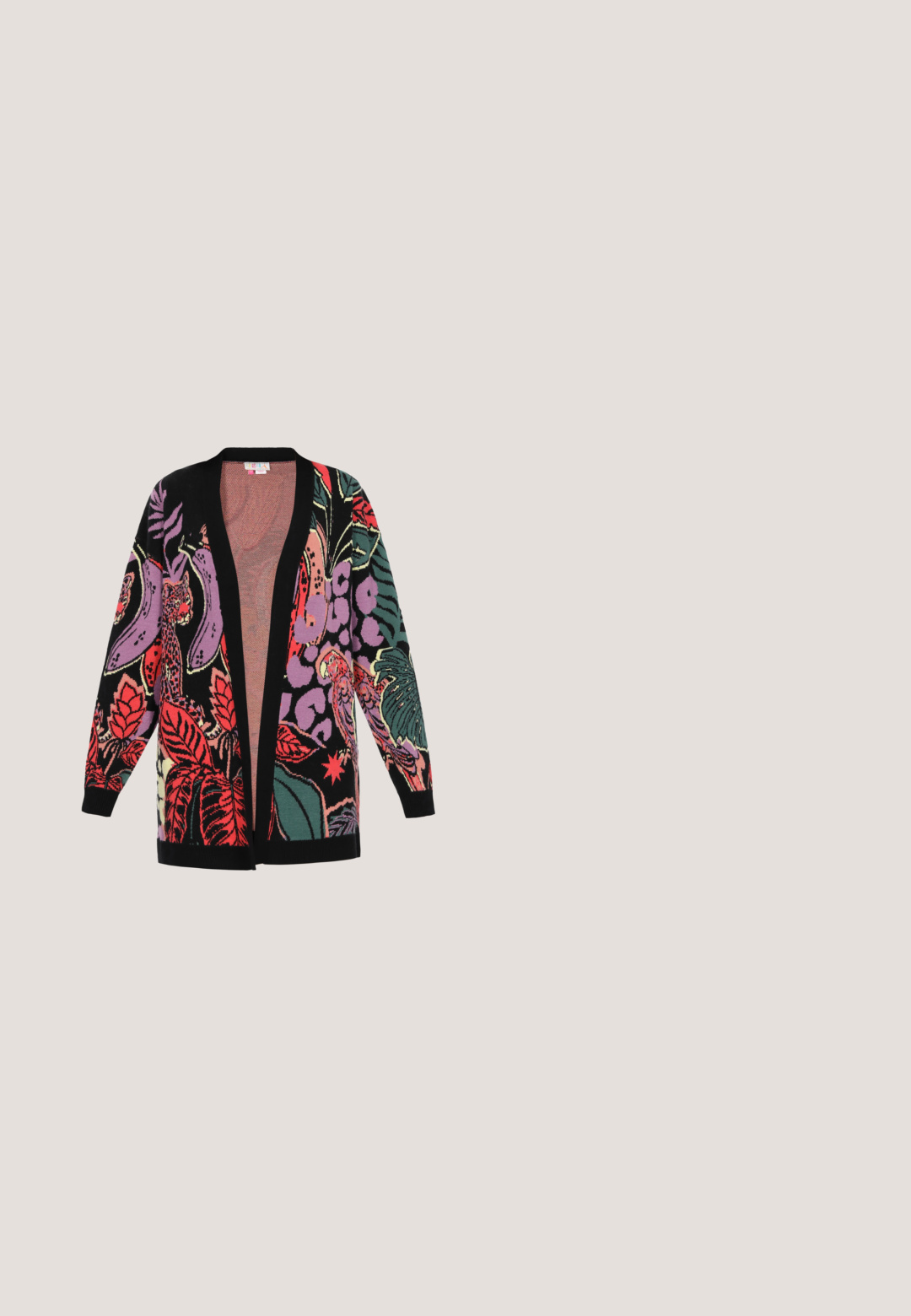 Strik cardigan med en sort kant, der har et livligt blomstermønster og dyremotiv i røde, lilla, grønne og gule nuancer. Åben frontdesign.; Grøn kortærmet t-shirt med ribbet tekstur og et grafisk print med teksten "MORE AMOR" i orange og lilla nuancer.; Grønne, strukturerede brede bukser med snøre talje. Stoffet har et krøllet mønster, der giver et blødt og let udseende.; Orange platform sandaler med en firkantet hæl, en bred rem over tæerne og en spænde ankelrem. Glat, blank finish.; Grøn læder skuldertaske med rektangulær klap, guldfarvet lås og aftagelig strop, vist på en hvid baggrund.; Par af hamret teksturerede guldringeøreringe med uregelmæssigt åbent mønster og hængslet lukning på hvid baggrund.