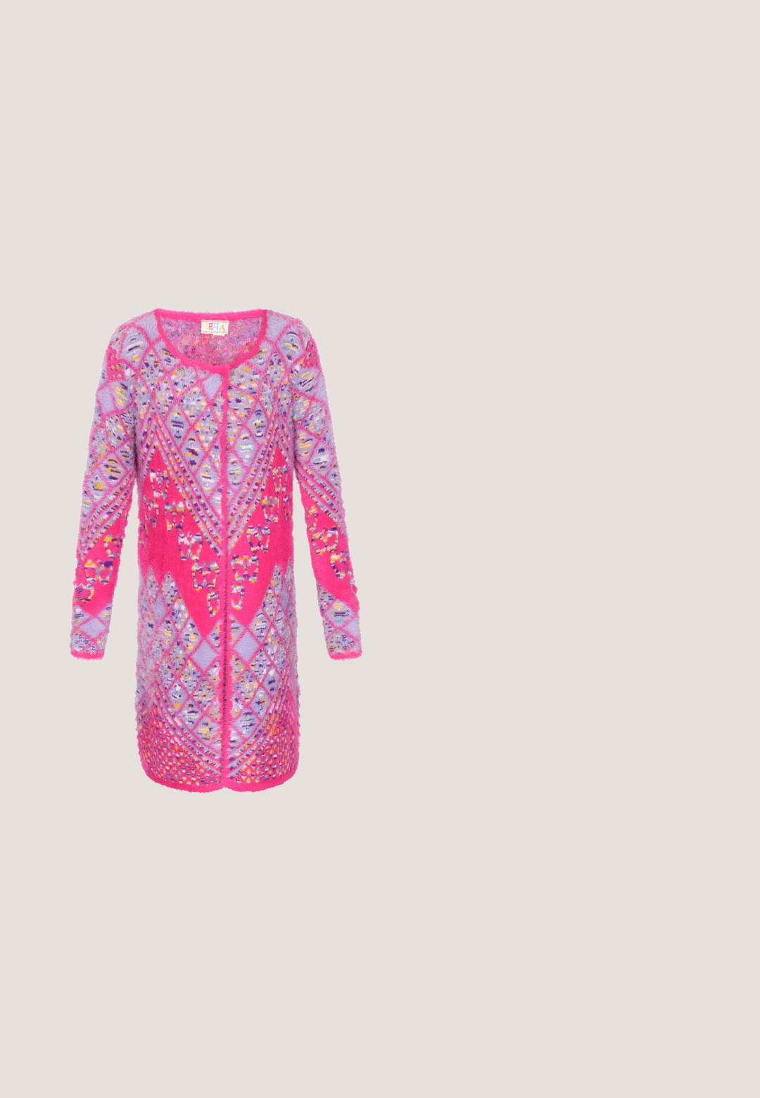 Vachtige cardigan in felroze en lavendel met geometrische patronen, lange mouwen en een knoopsluiting. Getextureerd met meerkleurige accenten.; Fuchsia getailleerde jurk met korte mouwen, knoopsluiting en geplooid detail aan de voorkant, gemaakt van gladde, rekbare stof.; Roze suède sandaal met hoge hak, vierkante neus, enkelbandje en versiersels van kleurrijke edelstenen en gouden studs.; Bordeauxrode vierkante zonnebril met een glanzende afwerking en geleidelijke donkere lenzen, voorzien van slanke pootjes en 'KARL LAGERFELD' branding.; Rosa, gewatteerde leren schoudertas met een gouden kettingstrap en een gerolde klepsluiting. Getextureerd oppervlak met een ruitpatroon.; Roze stenen armband gezet in zilverkleurig metaal, met ronde en rechthoekige stenen, met een gladde, gepolijste afwerking en een veilige sluiting.