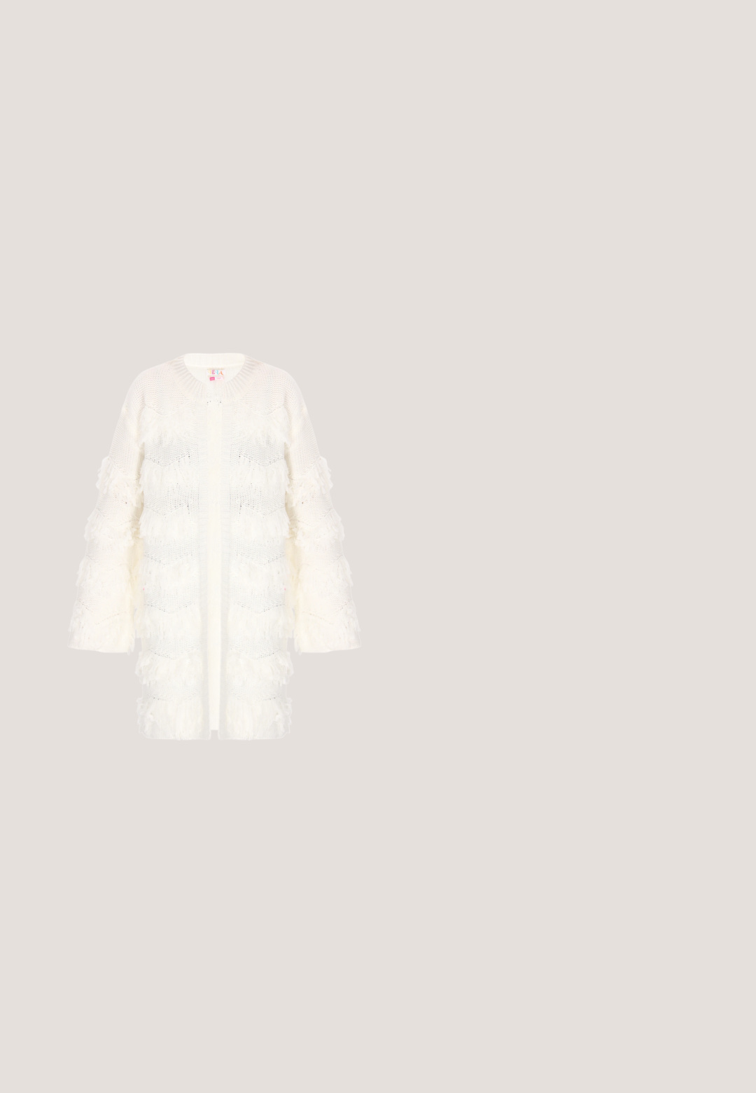 Cardigan blanc en tricot avec des détails en volants texturés, à l'avant ouvert et aux manches larges. Il présente un tissu léger et aéré, ainsi qu'un design décontracté.; Haut en tricot crème à manches courtes avec encolure ronde et motifs horizontaux texturés, comprenant des sections côtelées et en maille ajourée.; Jean en denim bleu à taille haute, avec des jambes larges, présentant des effets de décoloration subtils, des surpiqûres contrastées et un ourlet brut à la cheville.; Bottine en daim beige avec un bout pointu et un petit talon, dotée d'un accent doré à la base du talon.; Sac à main beige avec une texture en cuir lisse, forme incurvée, double poignée (une chaîne, une en cuir) et un logo triangulaire à l'avant.; Bracelet délicat en chaîne d'or avec des pierres précieuses ovales claires, un emblème central en or et une étiquette triangulaire de marque près du fermoir pour une longueur réglable.