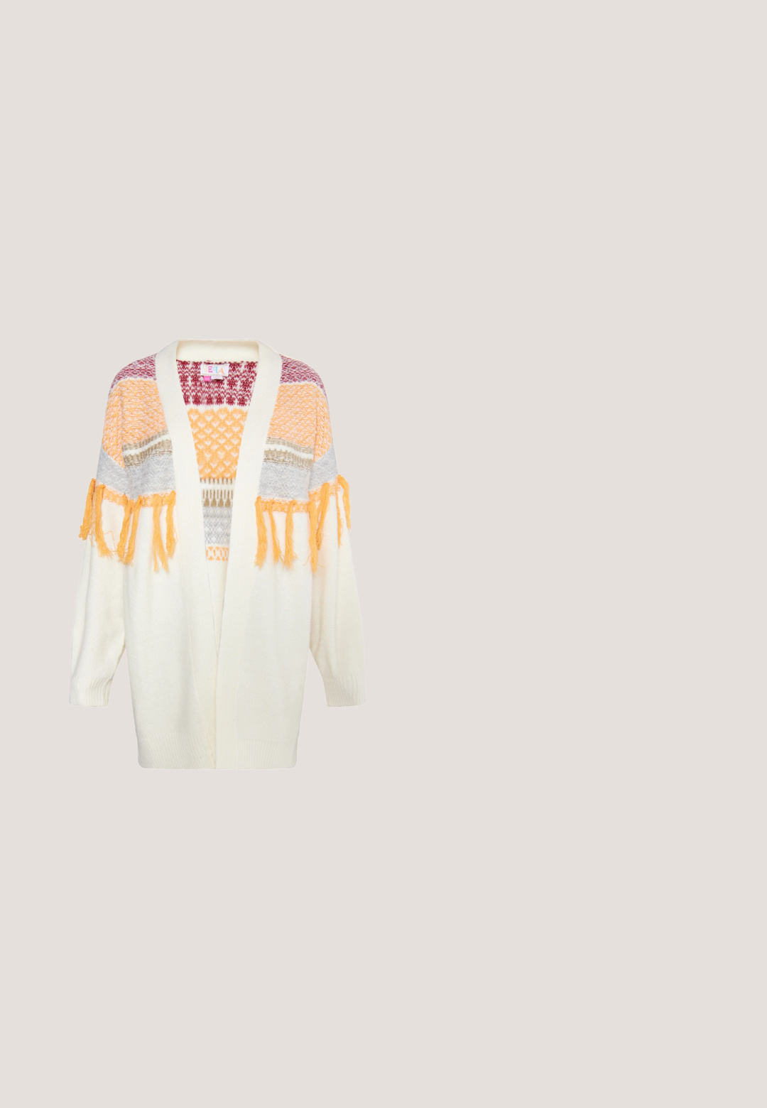 Crème-kleurige gebreide cardigan met open voorkant, met kleurrijke textuurpatronen en oranje franjes op de mouwen.; Romantisch kanten top met korte mouwen, een ronde halslijn en een gegolfde zoom, die ingewikkelde textuurpatronen toont.; Bruine maxi rok met lagen en elastische tailleband, gemaakt van zachte, lichte stof, plat hangend tegen een witte achtergrond.; Bruine suède enkellaars met een slouchy ontwerp, zijrits, decoratieve ruches en een matige hak. Heeft ronde accenten bij de enkel.; Bruine suede handtas met franjes, een ronde vorm en een enkele schouderriem. Heeft cirkelvormige uitsnijdingen langs de rand.; Geweven bruine leren riem met een zilverkleurige metalen gesp, met een gestructureerde afwerking en een gevlochten ontwerp. Voorzien van een leren lus met merknaam.