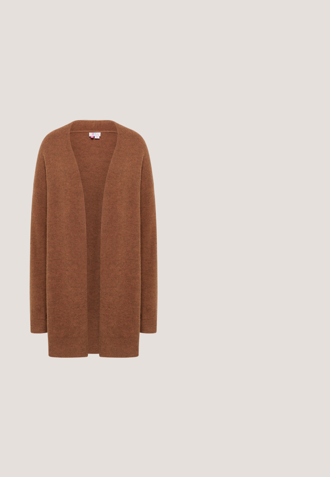 Braune, offene Strickjacke aus weichem Material. Hat lange Ärmel und eine lockere Passform. Keine Verschlüsse oder Muster.; Beige Bluse mit langen Ärmeln und marineblauen vertikalen Streifen, Knopfleiste und besticktem Blumenmuster am Ausschnitt. Texturiert.; Langer brauner Stufenrock mit elastischem Bund und dekorativen horizontalen Steppnähten auf weißem Hintergrund.; Braune Wildleder-Ankle-Boots mit spitzem Zehenbereich, Fransenverzierung am Schaft und einem gestapelten Holzabsatz. Glatte Textur im gesamten Schuh.; Braune Wildlederhandtasche mit langem Riemen und Fransen an den Seiten und am Boden, rechteckige Form und dezentes Branding in der Mitte.; Mehrfarbige Perlenkette mit grünen, blauen, gelben, braunen und cremefarbenen Steinen an einem schwarzen verstellbaren Band mit goldenen Perlenenden.