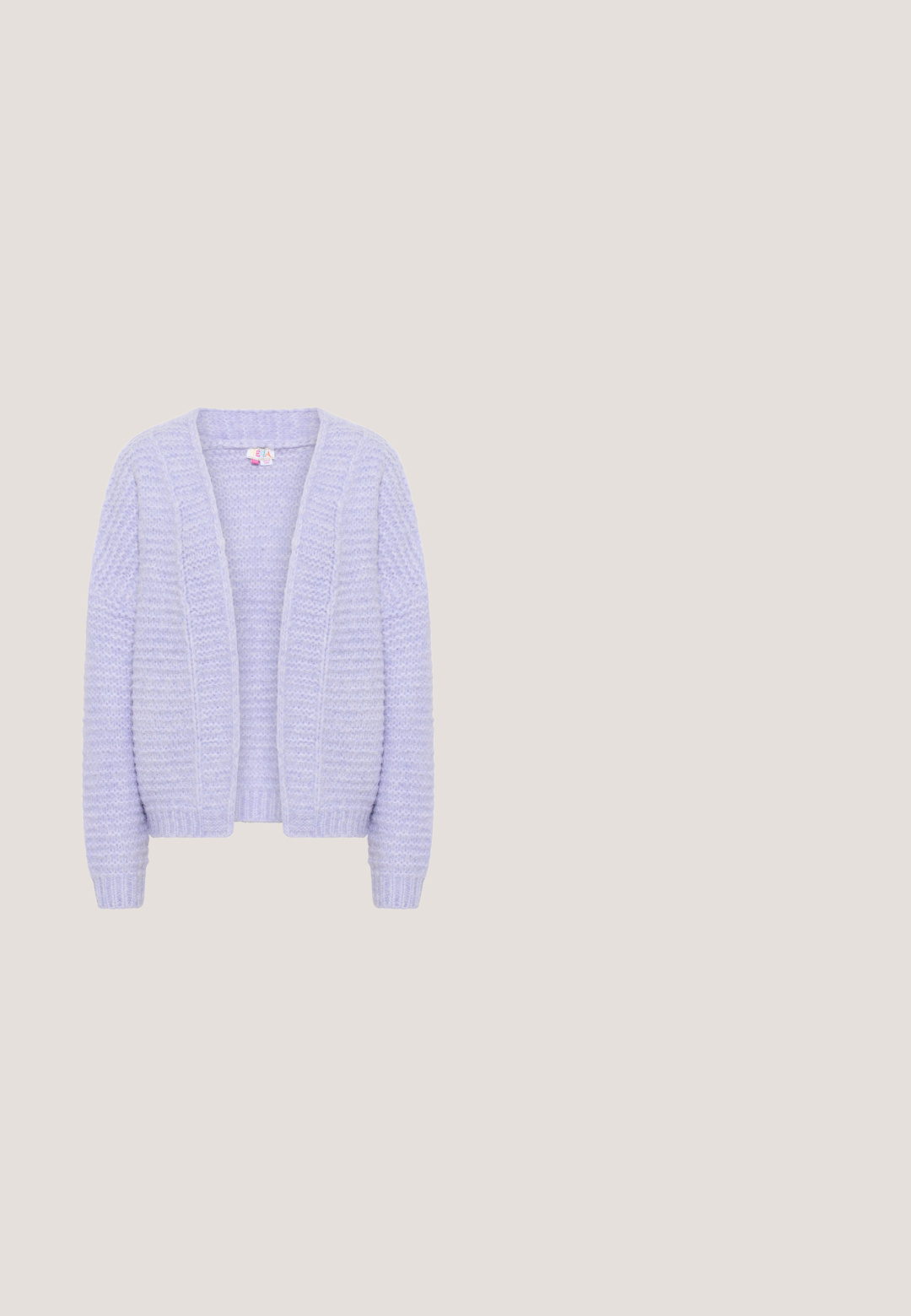 Lavendel strikket cardigan med et struktureret mønster, åben front design og ribbede manchetter. Blødt materiale med et hyggeligt, afslappet udseende.; Hvid ærmeløs tanktop med ribbet tekstur. Har lavendelkrave og udskæringskant, samt et broderet spade-design foran.; Lyseblå, knælang nederdel med løs pasform, der har en elastisk talje og justerbare snore. Glat, letvægtsstof.; Enkelt lyseblå flip-flop sandal med teksturerede stofremme og en lille rund metal logo på tangen.; Lysblå vævet læder tote taske med top-håndtag og en aftagelig lynlåspose med en glat overflade og subtil diamantmønster.; Sølvkæde med vedhæng formet som en voksende måne, dekoreret med små blå blomster og grønne blade.