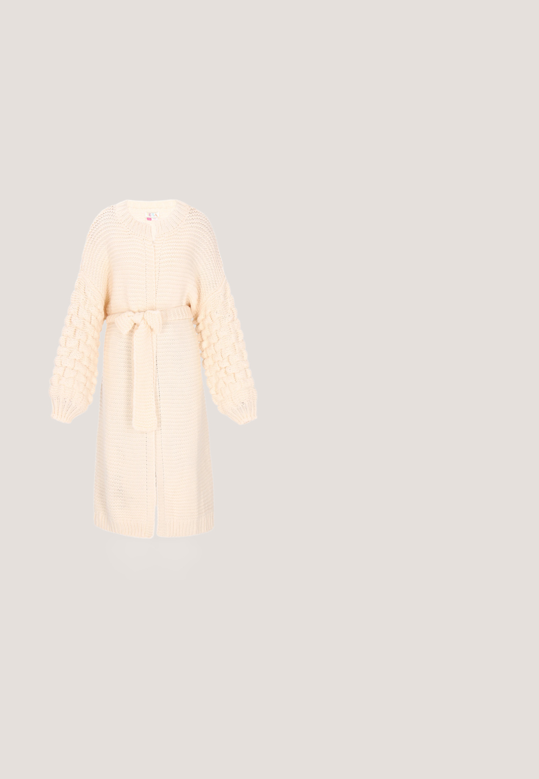 Crème gebreide cardigan met een gestructureerd kabelpatroon op de mouwen, een riem gestrikt in de taille en een open voorkant.; Lichtblauwe halterjurk met drie gelaagde tiers, zachte stof met een vloeiende textuur en een geraffineerde halslijn met een strikdetail.; Beige platte Mary Jane-schoen met ronde neus, gouden gesp en zwarte zool, zijaanzicht op een witte achtergrond.; Roze tasje met trekkoord, met getextureerde bloemapplicaties en gouden kettingaccenten op een witte achtergrond.; Grote roze satijnen scrunchie met een gladde, glanzende textuur en een klein gouden ringdetail in het elastische midden.; Roze leren riem met een vierkante gesp in zilverkleur, versierd met ronde, heldere strass-steentjes, een gladde textuur en een strak ontwerp.