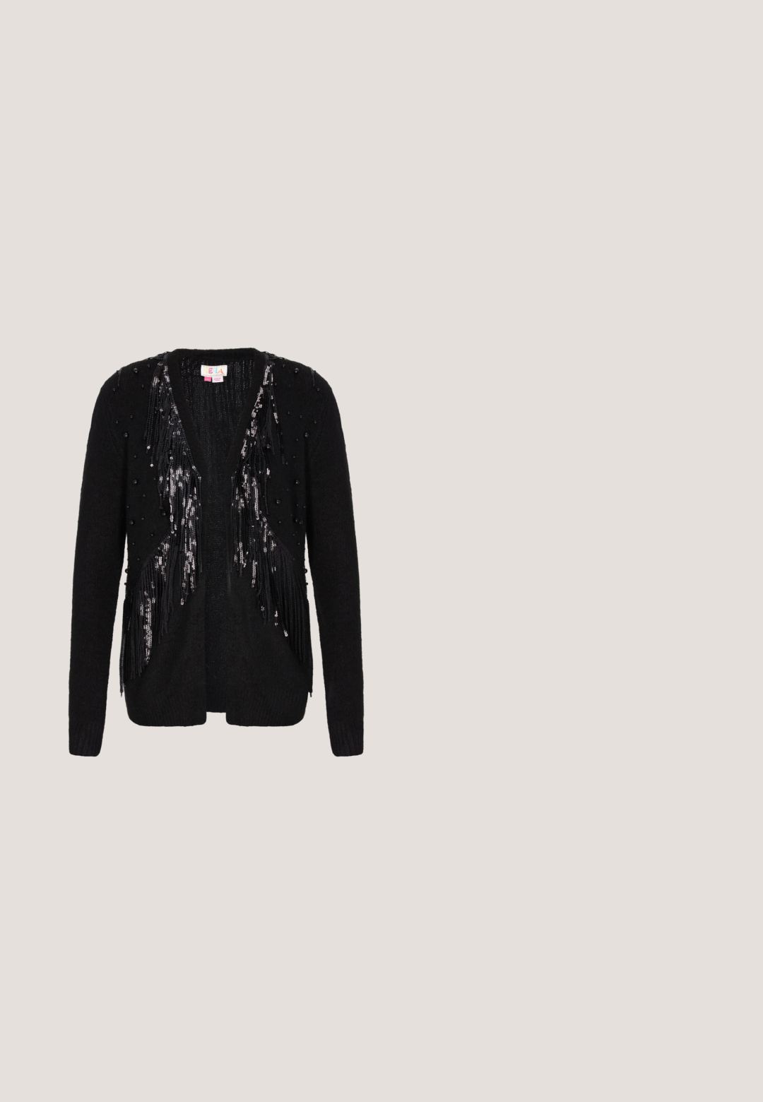 Sort cardigan med dekorative pailletter og frynsedetaljer foran, med en blød tekstur og åben frontdesign.; Sort ærmeløs top med firkantet halsudskæring og udvidet kant, lavet af glat stof, vist mod en ensartet lys baggrund.; Sort palietnederdel med en tætsiddende silhuet, pyntet med cirkulære palietter og dekorative frynse detaljer ved kanten.; Bordeaux læder slingback højhælet sko med spids tå og tynd hæl, hvilende på en grå overflade nær et reflekterende vindue.; Rektangulær sølvhåndtaske med rundet håndtag, helt dækket af små skinnende rhinsten og perleudsmykninger.; Sølv kædehalssmykke med hvide perler, der er jævnt fordelt over længden, med et justerbart lås og forlængerkæde til størrelse.