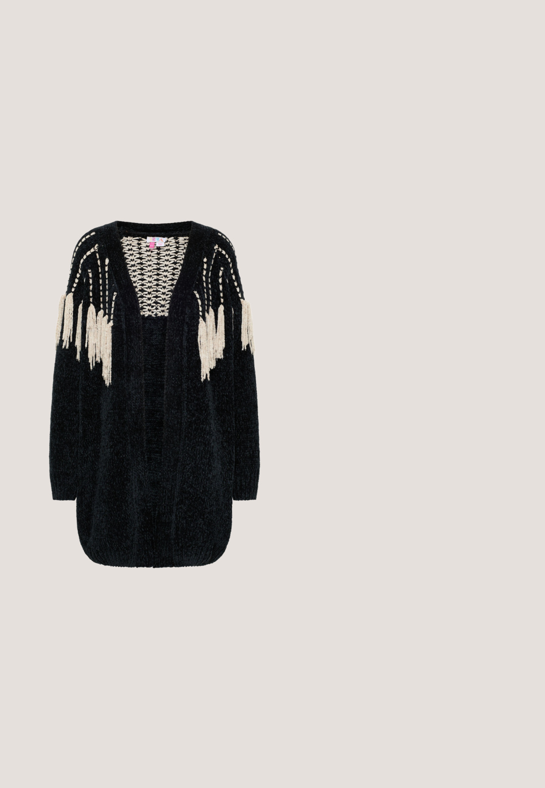 Sort strikket cardigan med åben foran og beige frynser på skuldre og øverste ærmer.; Hvid bluse med pufferærmer, dyb V-udskæring og blondekant. Har en række små knapper foran. Fremstillet af letvægtsstof.; Hvid lagdelt maxi nederdel lavet af blonderstof, med et bølget mønster og elastisk talje. Let og svajende design, ideelt til varmt vejr.; Brune ruskinds ankel cowboystøvle med dekorativ syning, trækflapper og en stablet træblokhælfod, vist i profil på en hvid baggrund.; Brun ruskind skuldertaske med lange frynser langs bunden og et bredt, blødt håndtag.; Flertrådet halskæde med farverige glasperler i bløde pasteller og en central hvid perlependant på en sølvkæde.