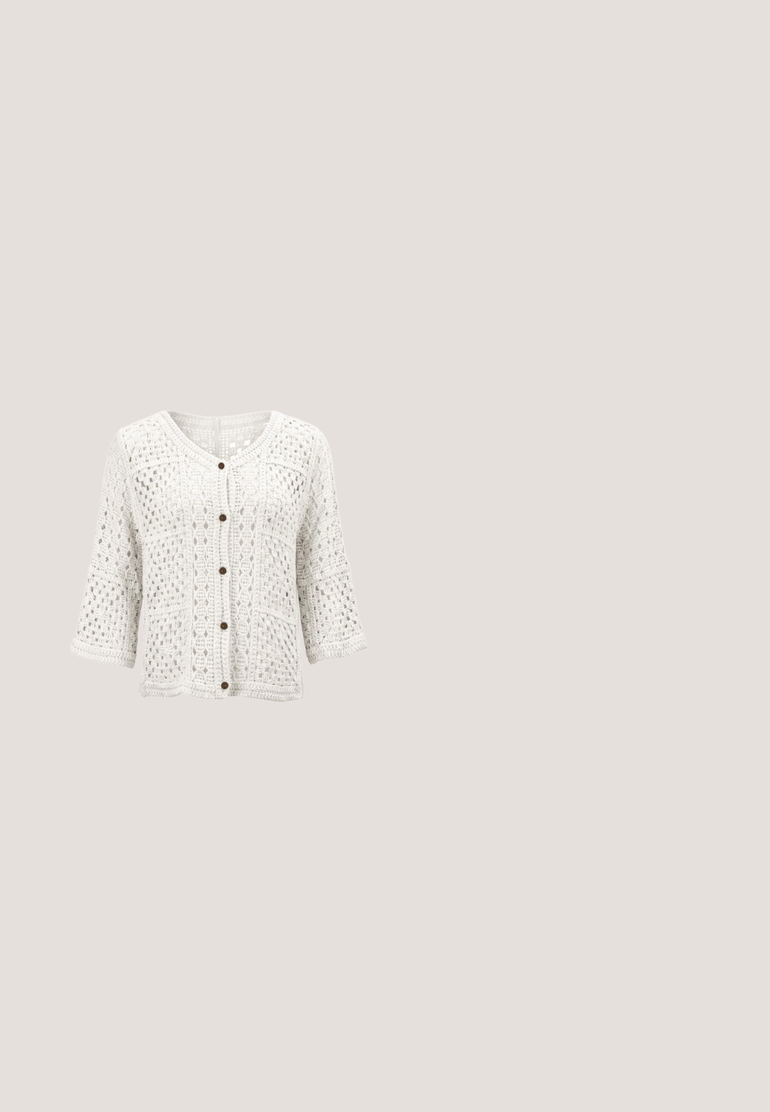 Cardigan en maille crochet blanc avec manches trois-quarts et cinq boutons marron sur le devant.; Robe maxi en tissu doux, avec des manches bouffantes, un col froncé, des motifs floraux pastel et un ourlet à volants. Détail de taille nouée.; Chaussure plate en daim marron à bout pointu avec bride arrière, petit talon et boucle dorée ajustable.; Sac à main beige tissé avec deux poignées, une longue bandoulière, un design en tissage ouvert, et "VANESSA BRUNO" brodé en noir à l'avant.; Design Letters HALSKETTE MIT GROß INITIAL CHARM GOLD (A-Z) - Collier - gold-coloured; Ceinture en daim marron tressée avec boucle en métal doré, posée à plat sur un fond blanc uni.