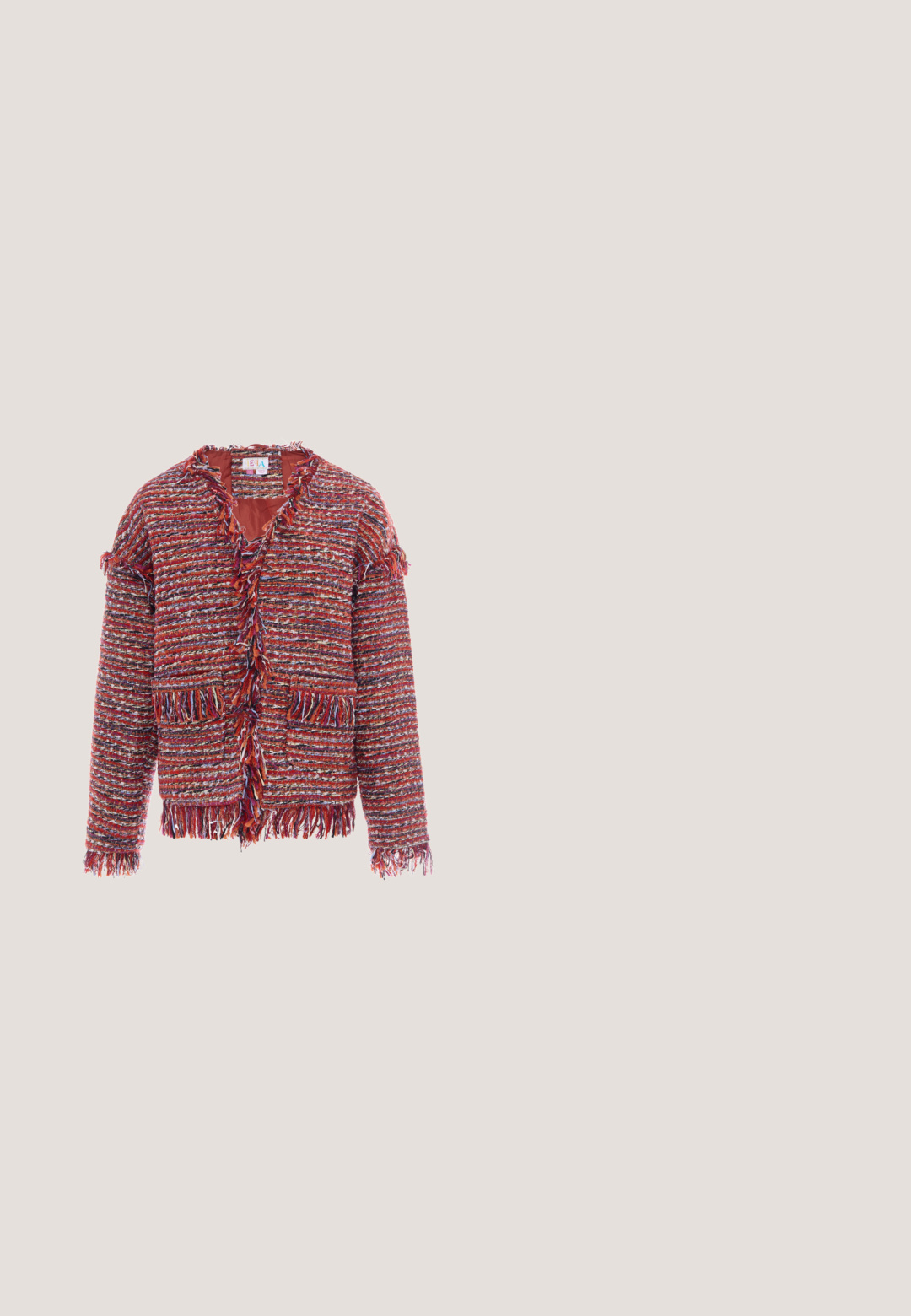 Textureret rød og flerfarvet vævet jakke med frynser på krave, lommer, ærmer og kant, vist på hvid baggrund.; Kortærmet flerfarvet åbenstrikket sweater med ribbet rund hals og kant, med en løs og luftig tekstur.; Blå denim maxi nederdel med frontinverteret plissé, bæltesløjfer, knap- og lynlåslukning samt lysvasket detaljer.; Sort læderloafer med chunky sål og sølvspænde, fotograferet mod en ensartet lys grå baggrund.; Firkantet tørklæde med orange baggrund, en stor solillustration og en regnbuestribe langs den ene kant, foldet i en cirkulær form.; Lille skuldertaske med flerfarvede vævede læderstrimler og en mørkebrun læderkant og strop mod en hvid baggrund.