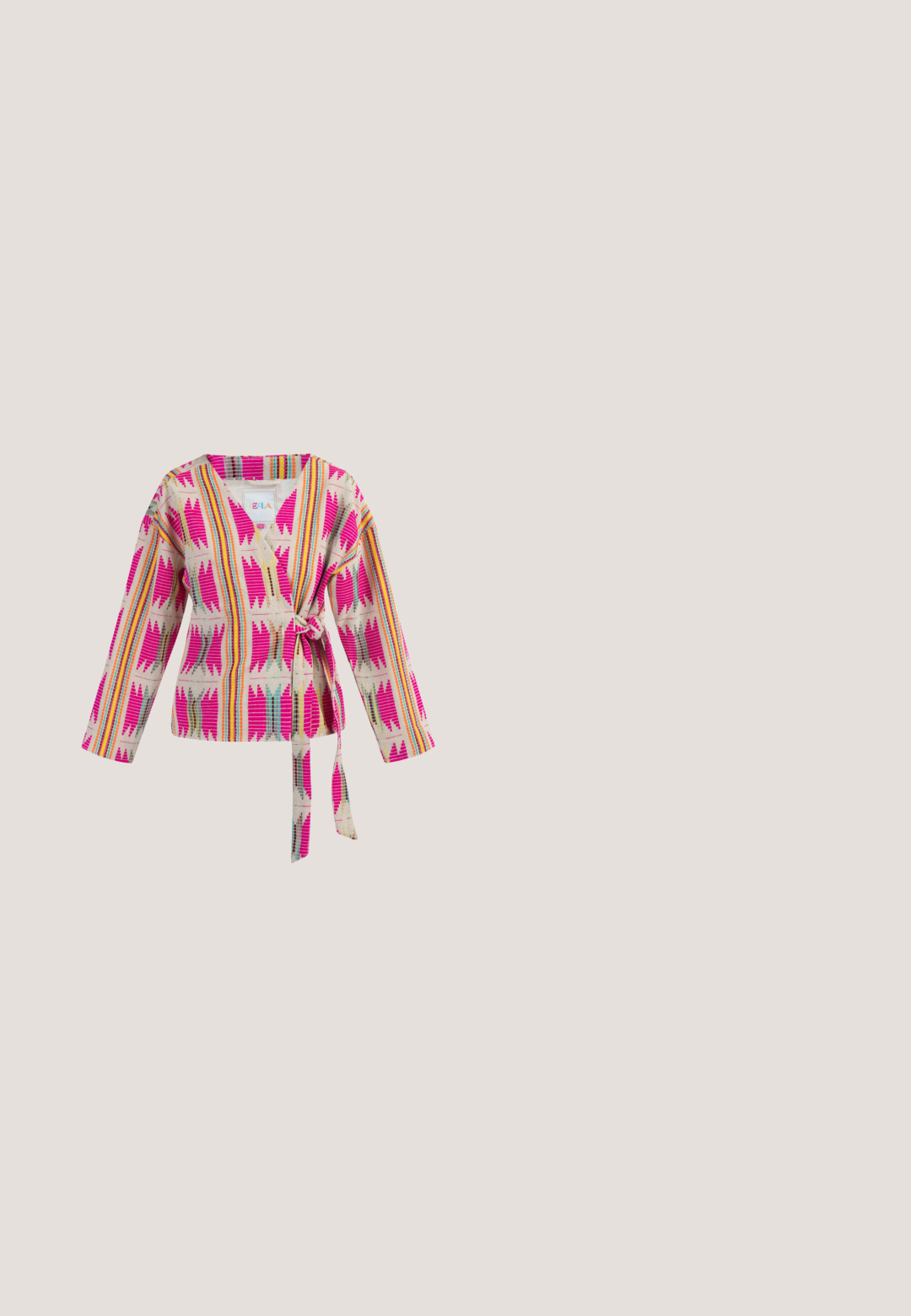 Farverig wrapped top med et lyst beige stof med pink, orange og teal geometriske mønstre, lange ærmer og en sidesløjfe.; Hvid tætsiddende camisole top med tynde skulderstropper og lige halsudskæring, vist mod en ensfarvet baggrund.; Lyserød plisseret nederdel med blomster- og paisleymønstre, med en kontrasterende turkise stribet talje. Lavet af letvægtsstof.; Slidesandal med sort flad sål og flettet overdel med pink, creme og sorte flettede snore.; Lyserød lædertaske med dobbelte skulderstropper og en guldfarvet metalnitte på den ene strop.; Gul kædearmbånd med fem klare, rektangulære krystaller hængende med lige afstande, med en lobsterlås til lukning.