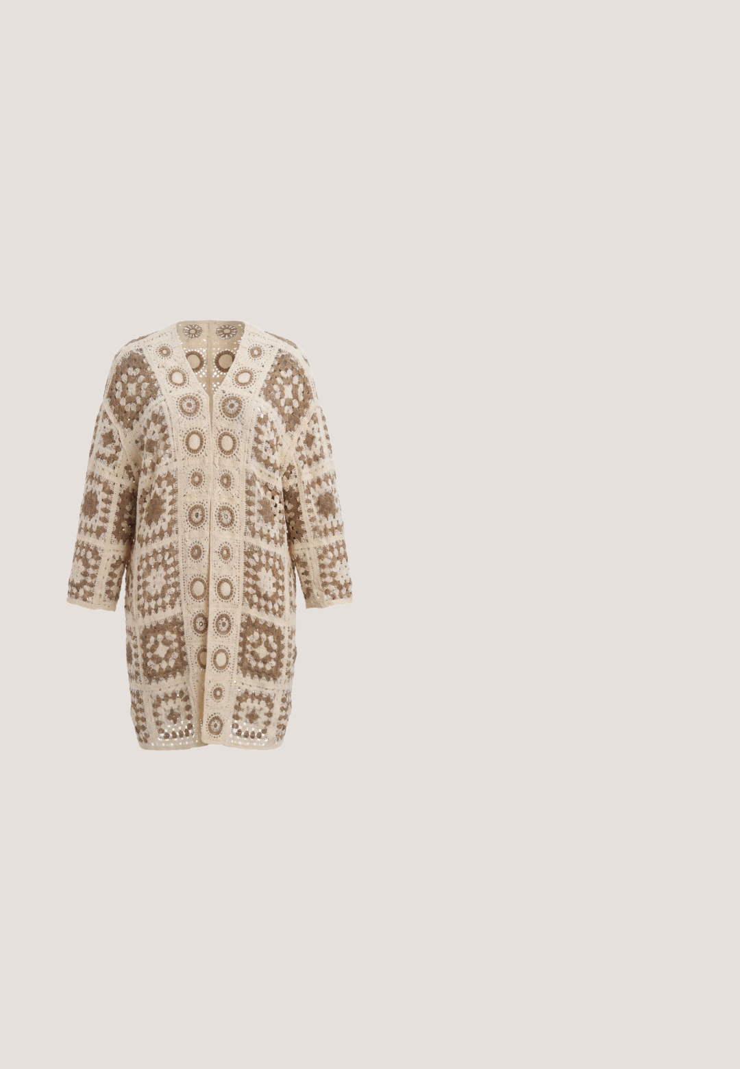 Lang beige og brun hæklecardigan med cirkulære og firkantede mønstre, lange ærmer og åben front.; Strikkjole i lys beige med en tætsiddende pasform, der har en scoop halsudskæring og åben mesh-mønster over det hele, som når til midt på læggen.; Felmini STIEFELETTE - Cowboy- / bikerstøvlette - brown; Brun vævet læder crossover taske med lynlåslukning, rund form og en flettet skulderrem. Har en lille, rektangulær logoplade.; Guldlagd halskæde med to kæder; den ene har en tekstureret rund vedhæng, mens den anden har et delikat linksdesign.; Flettet brun læderbælte med guld- og beige accenter, med spænde i guldfarvet metal og syede læderender.