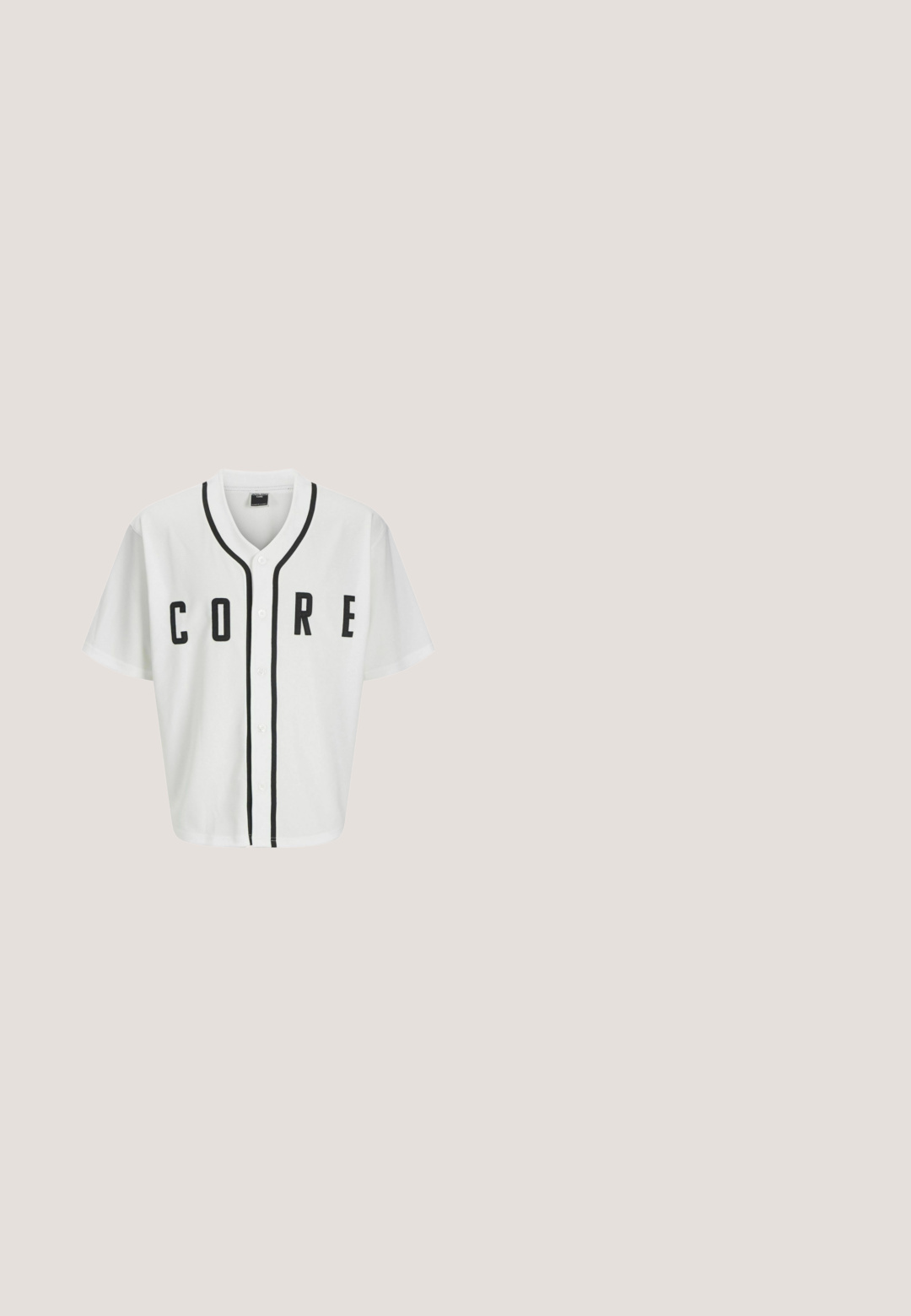 Maillot de style baseball blanc à manches courtes, avec des boutons noirs à l'avant et un lettrage "CORE" en noir, en gras. Présente des accents noirs le long du col.; Gilet sans manches rembourré noir, haut col, fermeture à glissière sur le devant, motifs de couture diagonale, tissu texturé, design léger.; T-shirt en coton noir à manches courtes et col rond. Présente un graphique signature vert "Kanye" sur le devant. Dos uni et coupe décontractée.; Pantalons de survêtement noirs en tissu doux, dotés d'une taille avec cordon de serrage et de rayures blanches le long des coutures extérieures. Texture lisse sur l'ensemble.; Baskets basses noir et blanc avec lacets blancs, bout perforé et logo crocodile sur le côté, présentées sur un fond uni.; Sac messager noir en nylon lisse. Dispose d'une bandoulière réglable, d'une poche zippée à l'avant et d'un logo imprimé en blanc. Forme rectangulaire avec un design minimaliste.