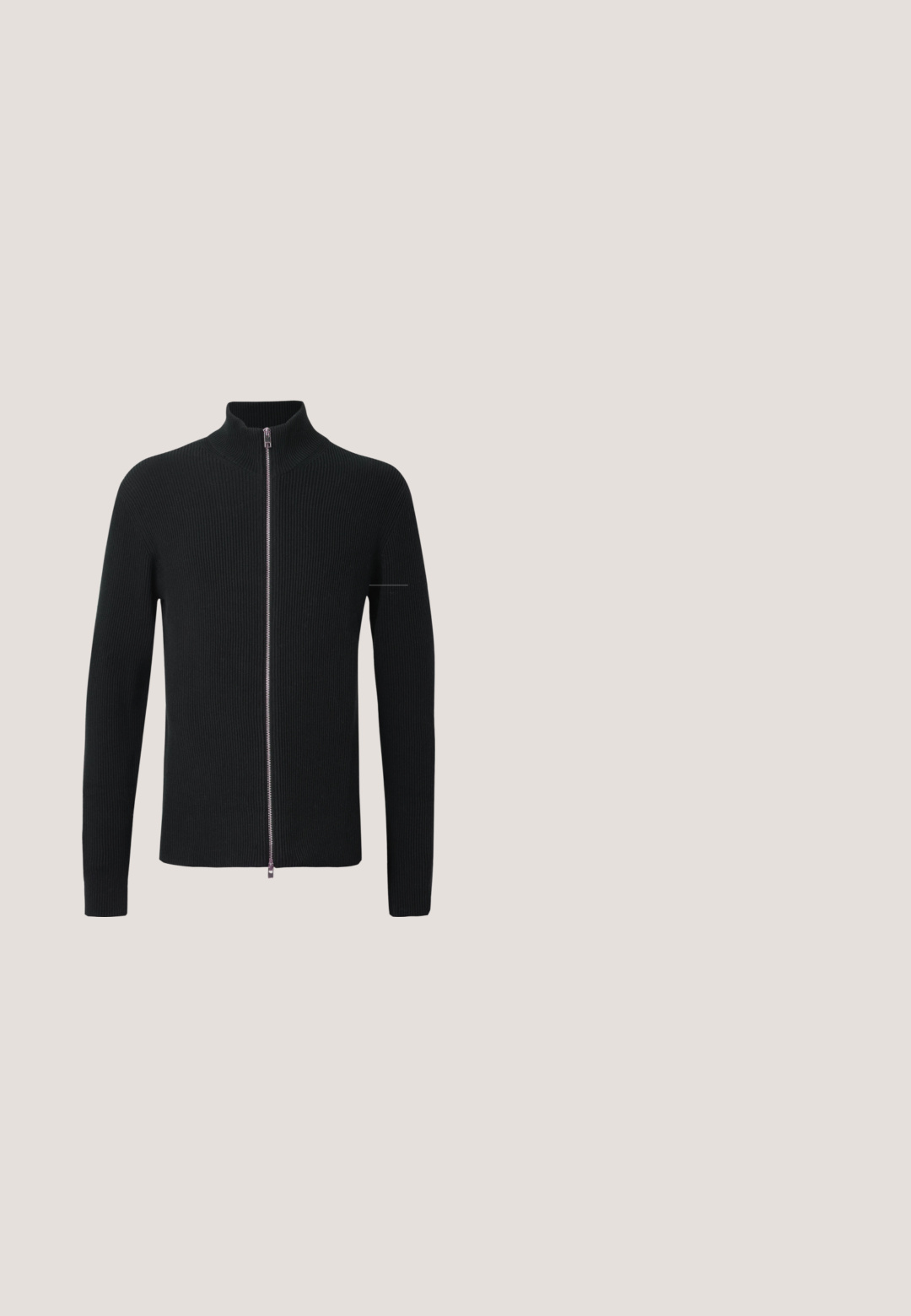 Sort ribbede striktrøje med høj krave og fuldlængde lynlås, der har lange ærmer og en elegant silhuet.; Hvid kortærmet t-shirt lavet af bomuld. Rund halsudskæring med en buet kant. Etiket synlig på nederste venstre side. Glat tekstur.; Grå skræddersyede bukser med flad front, lige ben design og enkelt knaplukning, lavet af et letvægtsstof.; Sorte lædersko med rund tå, snørelukning og en tykk, struktureret gummisål. Har syninger langs kanten og en glat overflade.; Sæt af fem sølvringe: to glatte bånd, en rektangulær, en rillede, og en kæde-lignende åben ring, alle med en poleret overflade.; Sort suede bælte med en glat overflade, der har en blank sølvspænde og metalpigge. Bæltet er fladt og har flere huller i forskellige størrelser til justering.